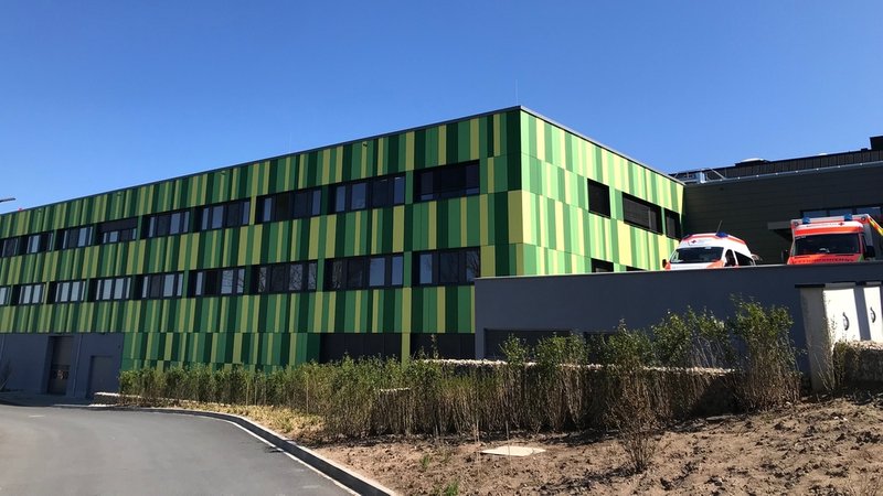 Grün-gelb verkleideter Neubau der Klinik Neustadt an der Aisch