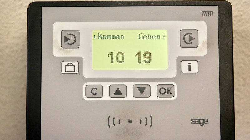 Elektronische Stechuhr zur Arbeitszeiterfassung (Symbolbild) | Bild: pa/dpa/Jan Woitas Elektronische Stechuhr zur Arbeitszeiterfassung (Symbolbild)