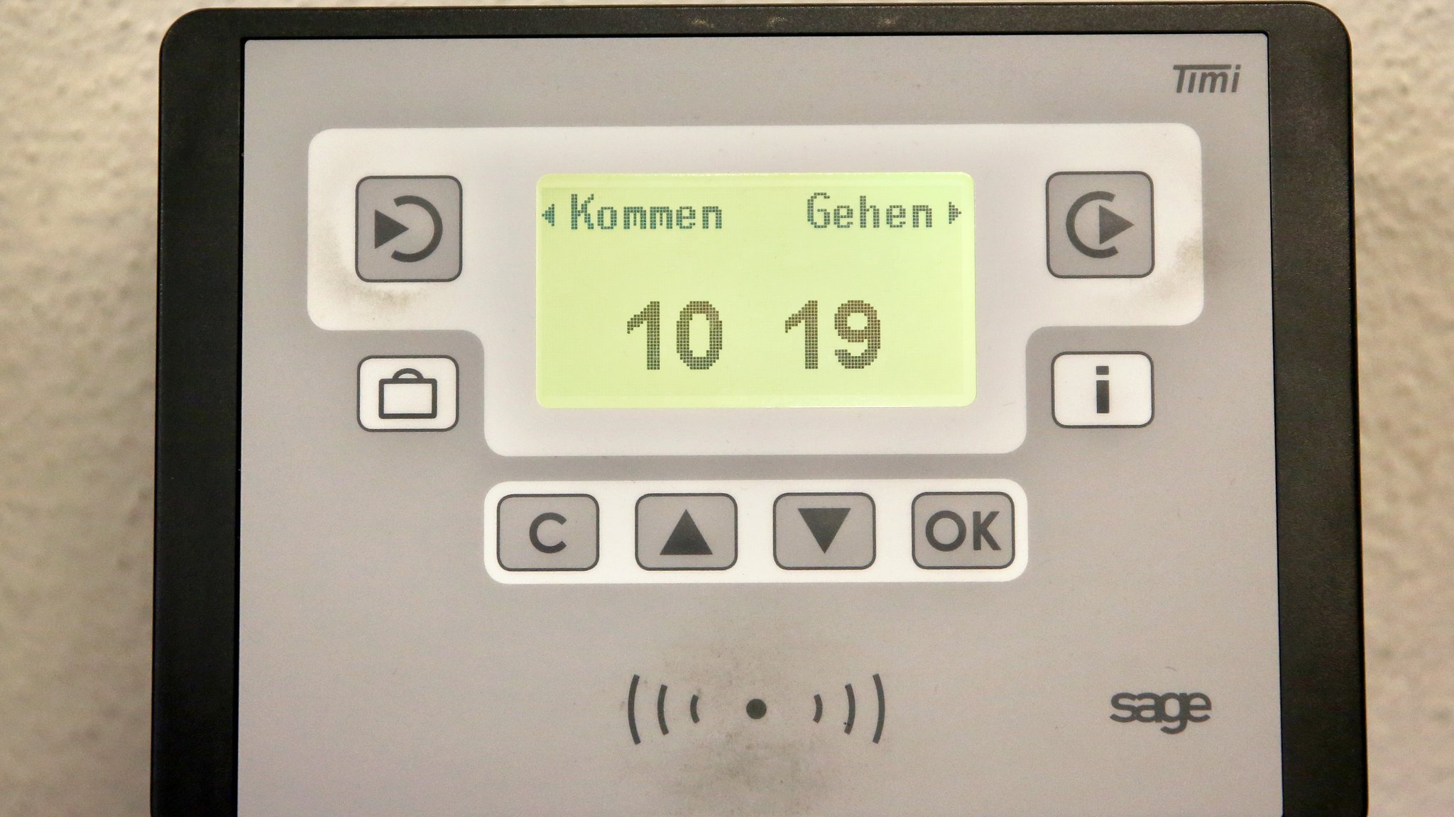 Elektronische Stechuhr zur Arbeitszeiterfassung (Symbolbild)