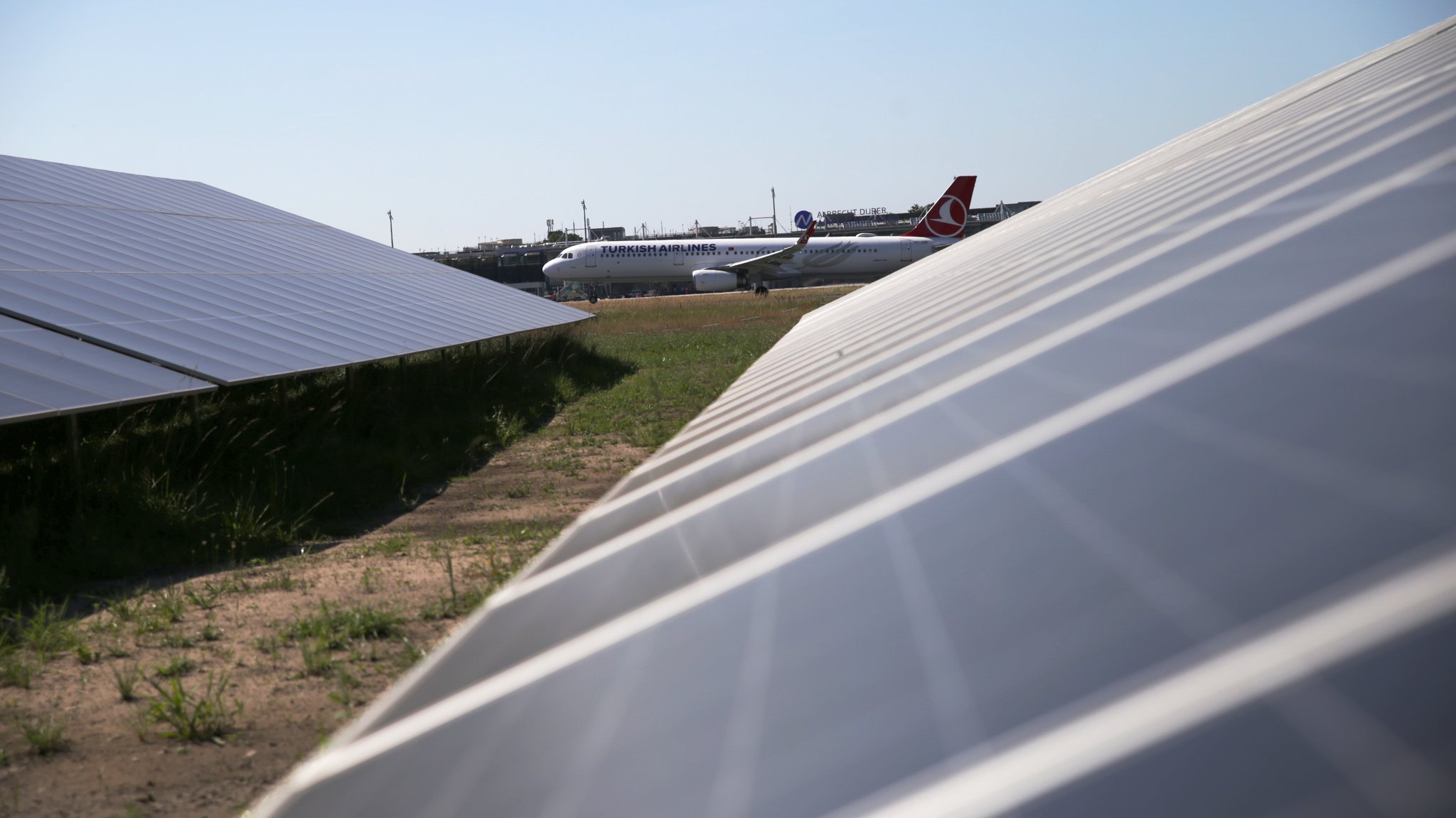 Ein Flugzeug am Flughafen Nürnberg, im Vordergrund eine PV-Anlage | Bild: BR/Isbael Pogner Ein Flugzeug am Flughafen Nürnberg, im Vordergrund eine PV-Anlage