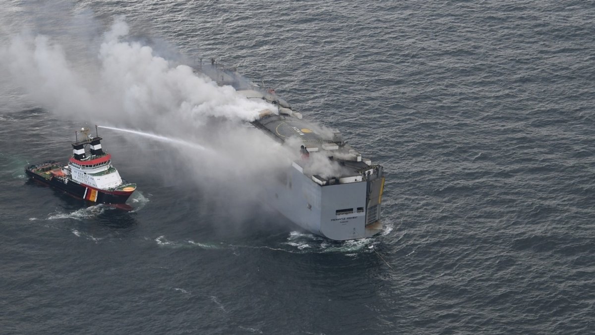 Ein Foto, das von einem Flugzeug der niederländischen Küstenwache aufgenommen wurde, zeigt den brennenden Frachter «Fremantle Highway» in der Nordsee. 
