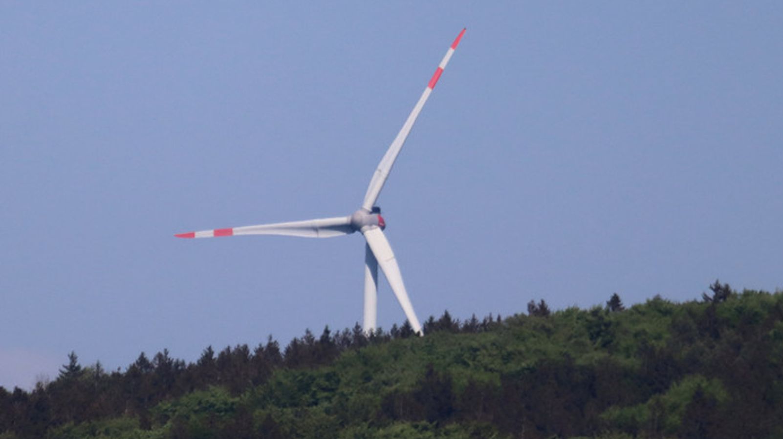 Aiwanger erwartet Windkraftboom: Neue Anlage in Niederbayern | BR24