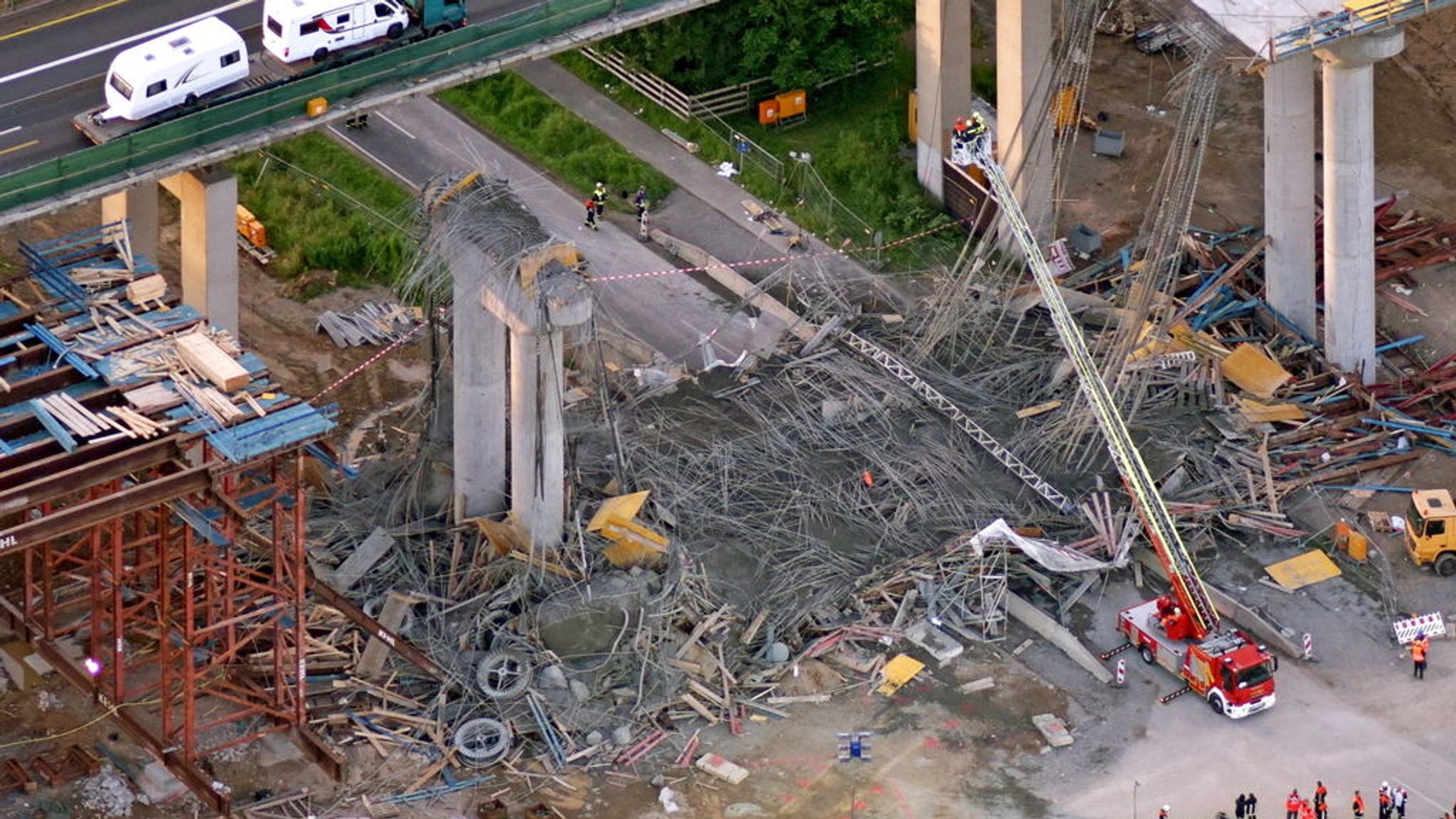 ARCHIV - 15.06.2016, Bayern, Werneck: Die Luftaufnahme zeigt die Unfallstelle am Ersatzneubau der Talbrücke Schraudenbach der Autobahn 7 (A7) bei Werneck. Dort war bei dem Einsturz eines Brückenneubaus ein Arbeiter getötet worden, mehrere wurden schwer verletzt. (zu dpa: «Statiker nach Einsturz von Autobahnbrücke vor Gericht») Foto: Hajo Dietz/dpa +++ dpa-Bildfunk +++ | Bild: dpa-Bildfunk/Hajo Dietz ARCHIV - 15.06.2016, Bayern, Werneck: Die Luftaufnahme zeigt die Unfallstelle am Ersatzneubau der Talbrücke Schraudenbach der Autobahn 7 (A7) bei Werneck. Dort war bei dem Einsturz eines Brückenneubaus ein Arbeiter getötet worden, mehrere wurden schwer verletzt. (zu dpa: «Statiker nach Einsturz von Autobahnbrücke vor Gericht») Foto: Hajo Dietz/dpa +++ dpa-Bildfunk +++