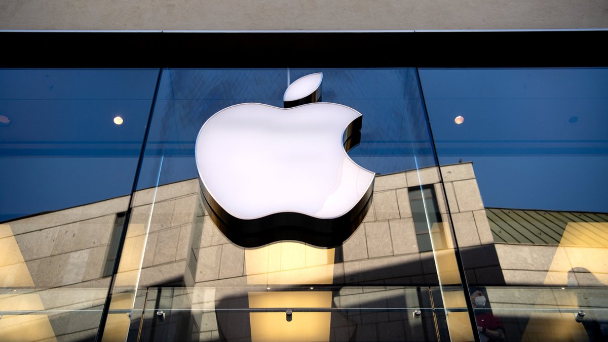 Das Logo des Technologieunternehmens Apple ist an einem Apple Store zu sehen.