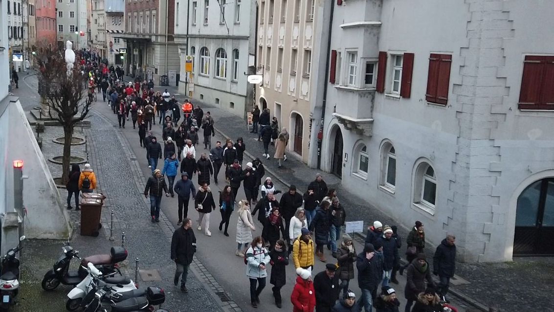 Demonstrationszug durch die Regensburger Innenstadt. Der Protest richtete sich gegen Corona-Auflagen und Impfpflicht