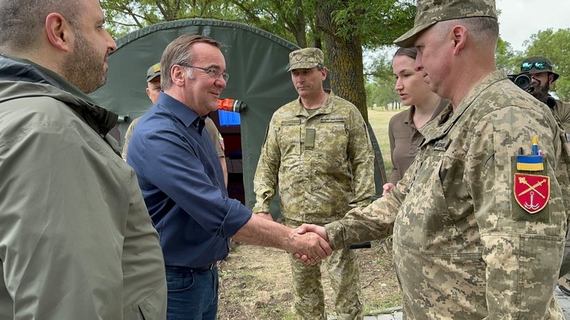Verteidigungsminister Boris Pistorius (SPD,2.v.l) besichtigt in Begleitung von Rustem Umjerow (l), Ukrainischer Verteidigungsminister, eine Verteidigungsstellung | Bild: dpa-Bildfunk/Jörg Blank Verteidigungsminister Boris Pistorius (SPD,2.v.l) besichtigt in Begleitung von Rustem Umjerow (l), Ukrainischer Verteidigungsminister, eine Verteidigungsstellung