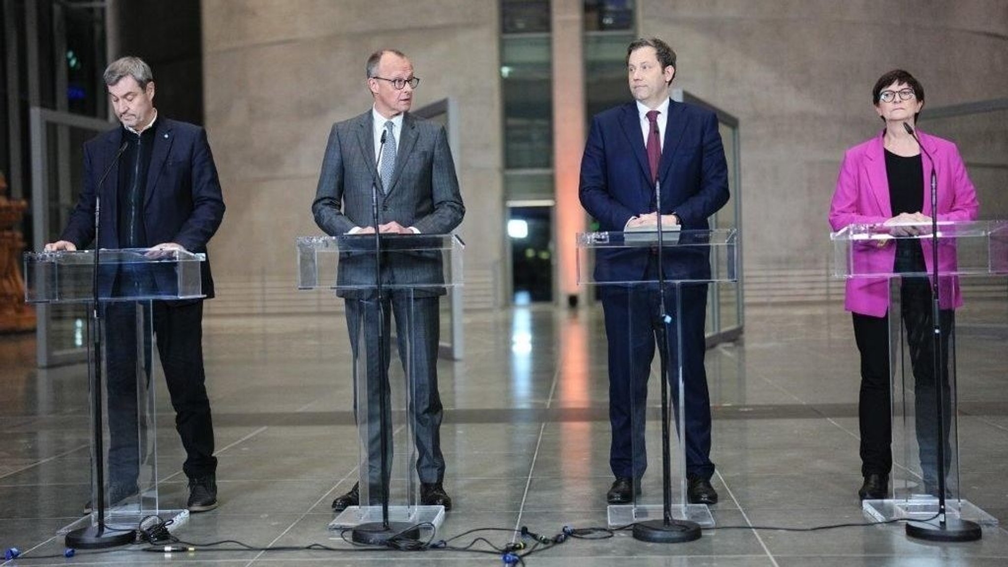 Markus Söder (l-r), Vorsitzender der CSU und Ministerpräsident von Bayern, Friedrich Merz, Kanzlerkandidat der Union, Fraktionsvorsitzender der Union und Bundesvorsitzender der CDU, Lars Klingbeil, Fraktionsvorsitzender der SPD und Bundesvorsitzender, und Saskia Esken, Parteivorsitzende der SPD.