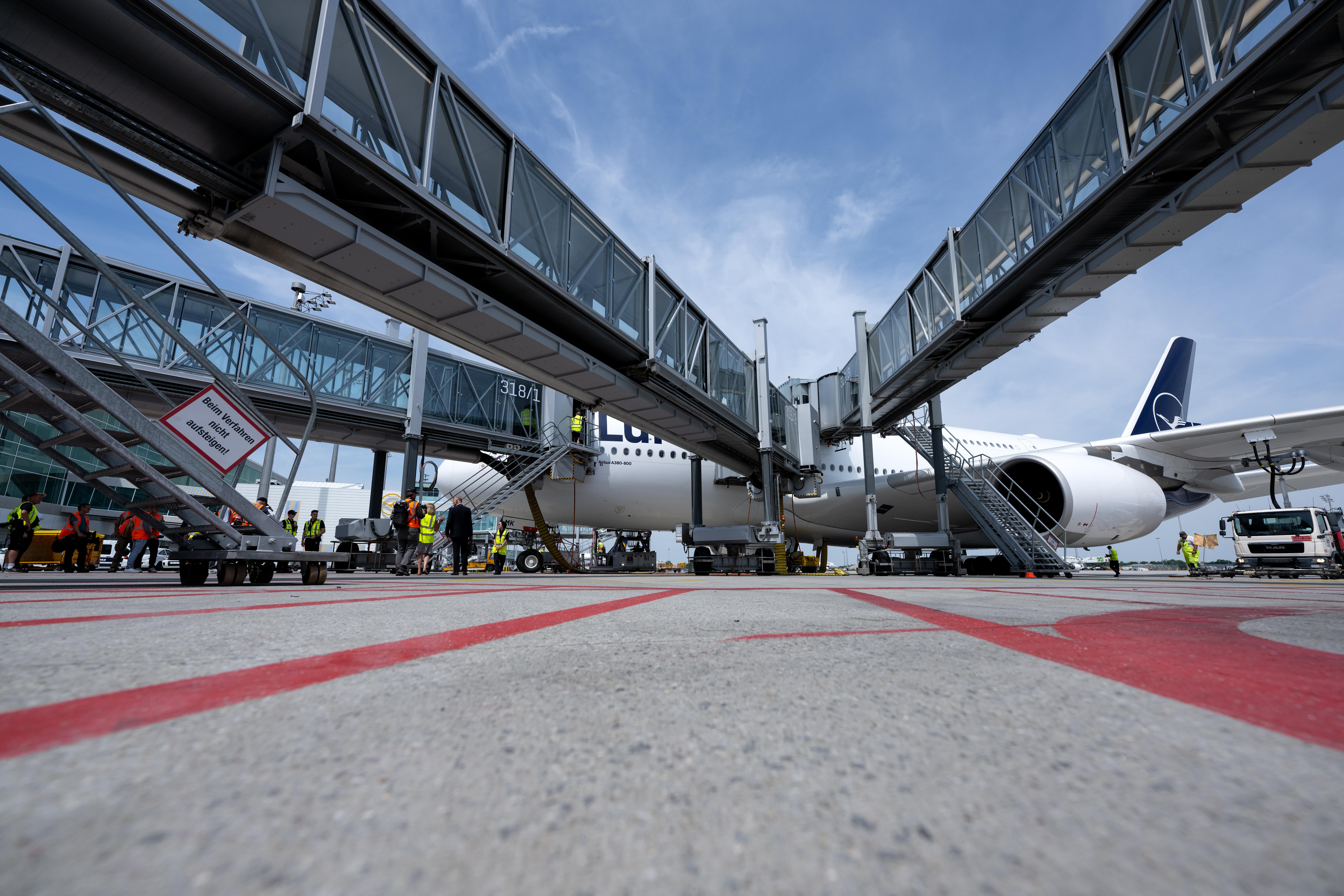 Eine Fluggesellschaft, drei Gewerkschaften. Bei der Lufthansa sorgt das öfter für Streiks als in anderen Branchen. Eine Lufthansa-Maschine des Typs Airbus A380 steht auf dem Flughafen München vor dem Abflug nach Boston am Gate.