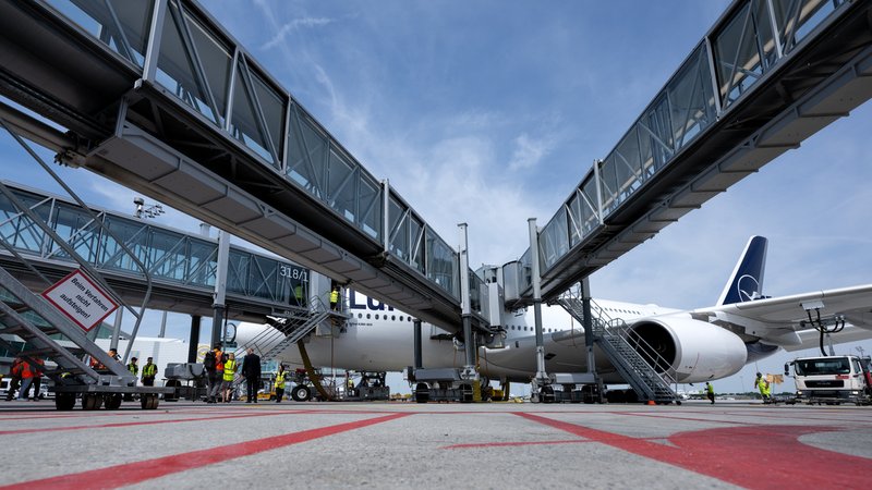 Eine Fluggesellschaft, drei Gewerkschaften. Bei der Lufthansa sorgt das öfter für Streiks als in anderen Branchen. Eine Lufthansa-Maschine des Typs Airbus A380 steht auf dem Flughafen München vor dem Abflug nach Boston am Gate. | Bild: dpa/pa/Sven Hoppe Eine Fluggesellschaft, drei Gewerkschaften. Bei der Lufthansa sorgt das öfter für Streiks als in anderen Branchen. Eine Lufthansa-Maschine des Typs Airbus A380 steht auf dem Flughafen München vor dem Abflug nach Boston am Gate.