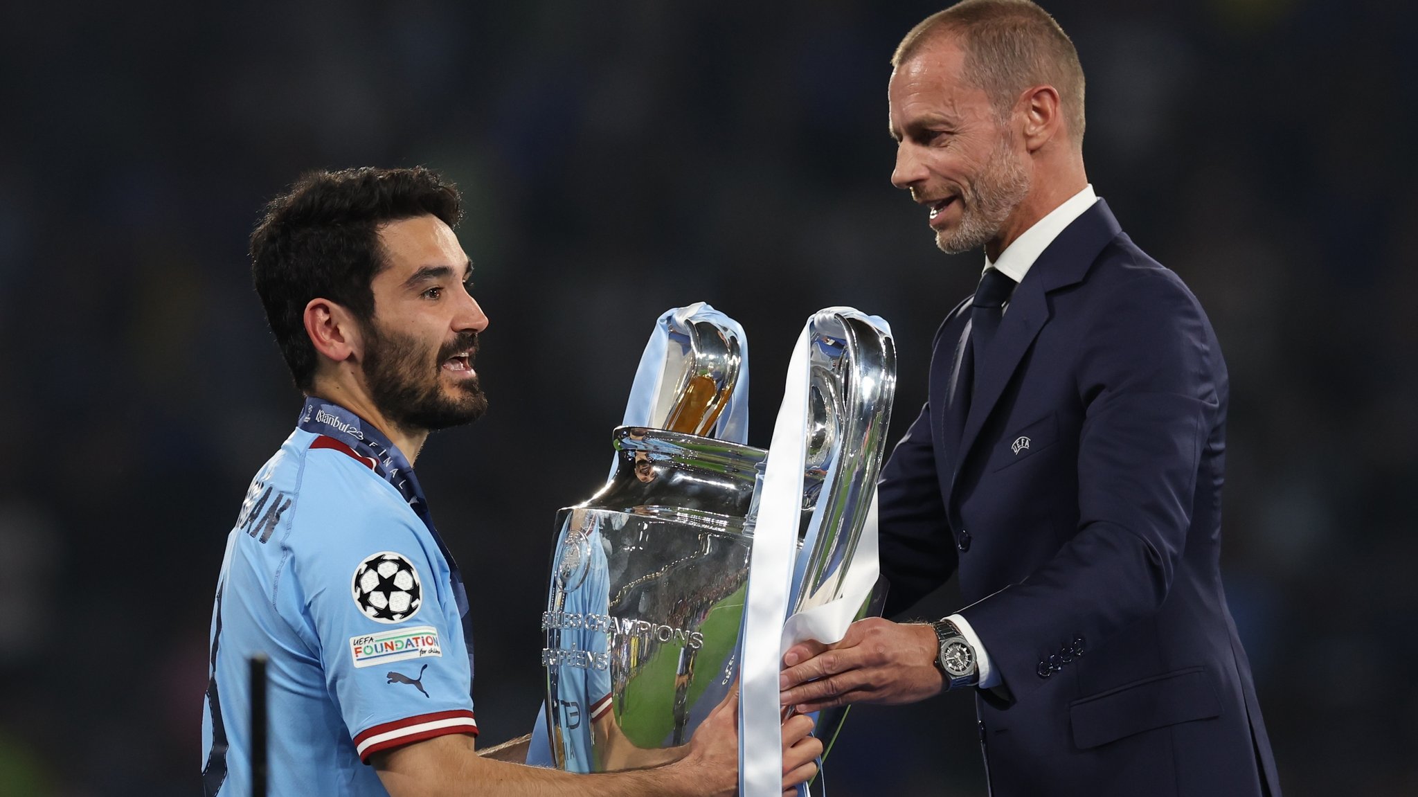 Ilkay Gündogan nimmt den Champions-League-Pokal von UEFA-Präsident Aleksander Ceferin in Empfang