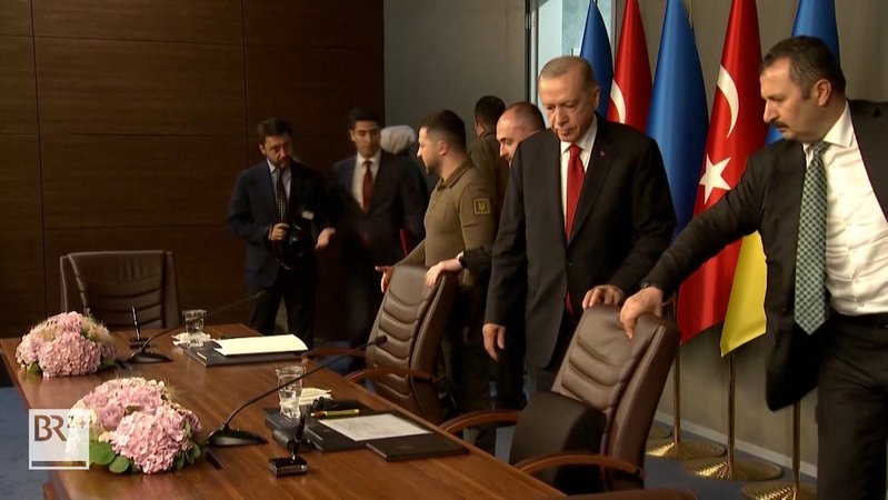 Der türkische Präsident Erdogan hat in Istanbul den ukrainischen Präsidenten Selenskyj getroffen.