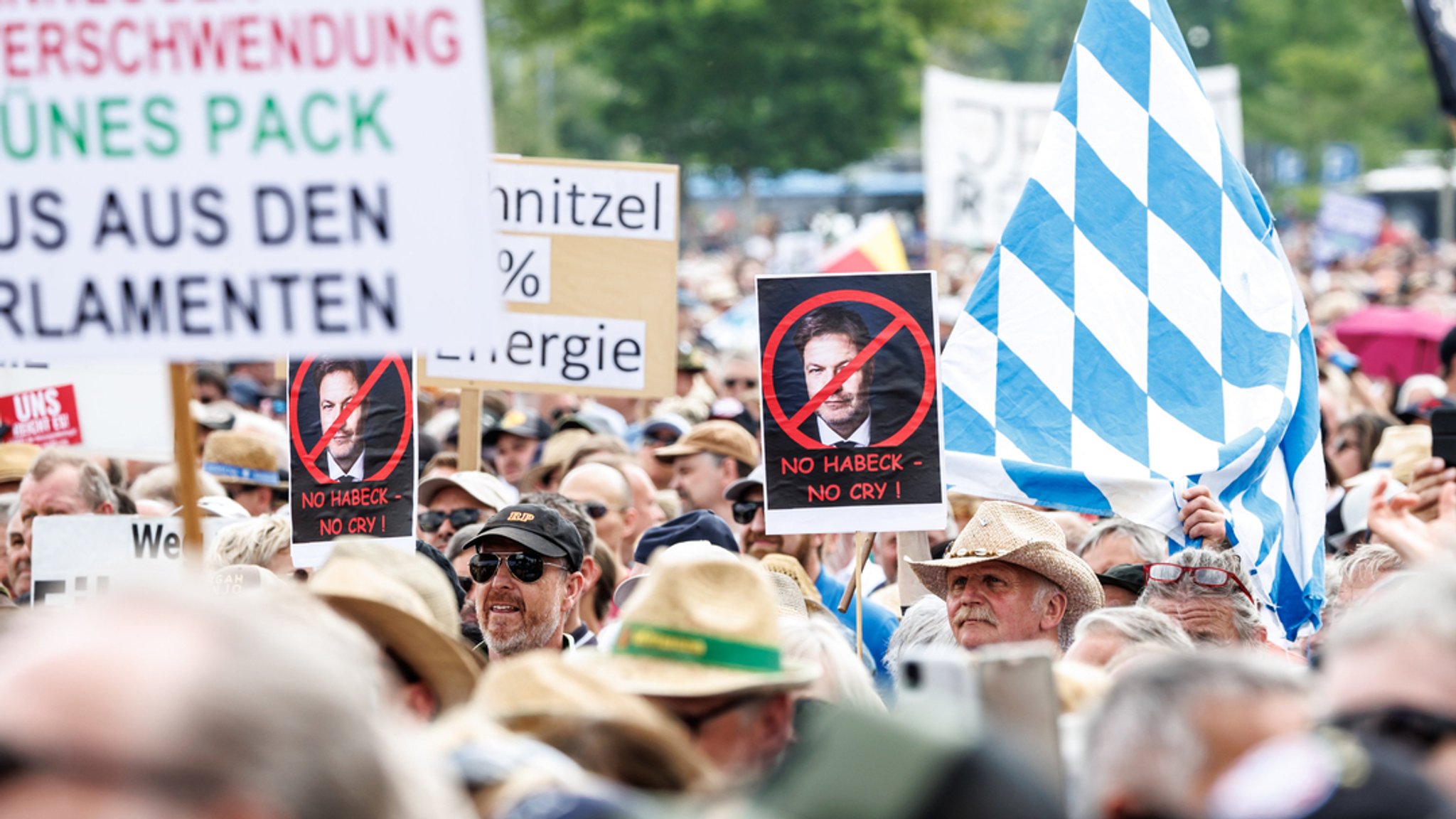 Teilnehmer hielten bei der Demonstration Schilder mit den Aufschriften "No Habeck - No cry" in die Höhe. 