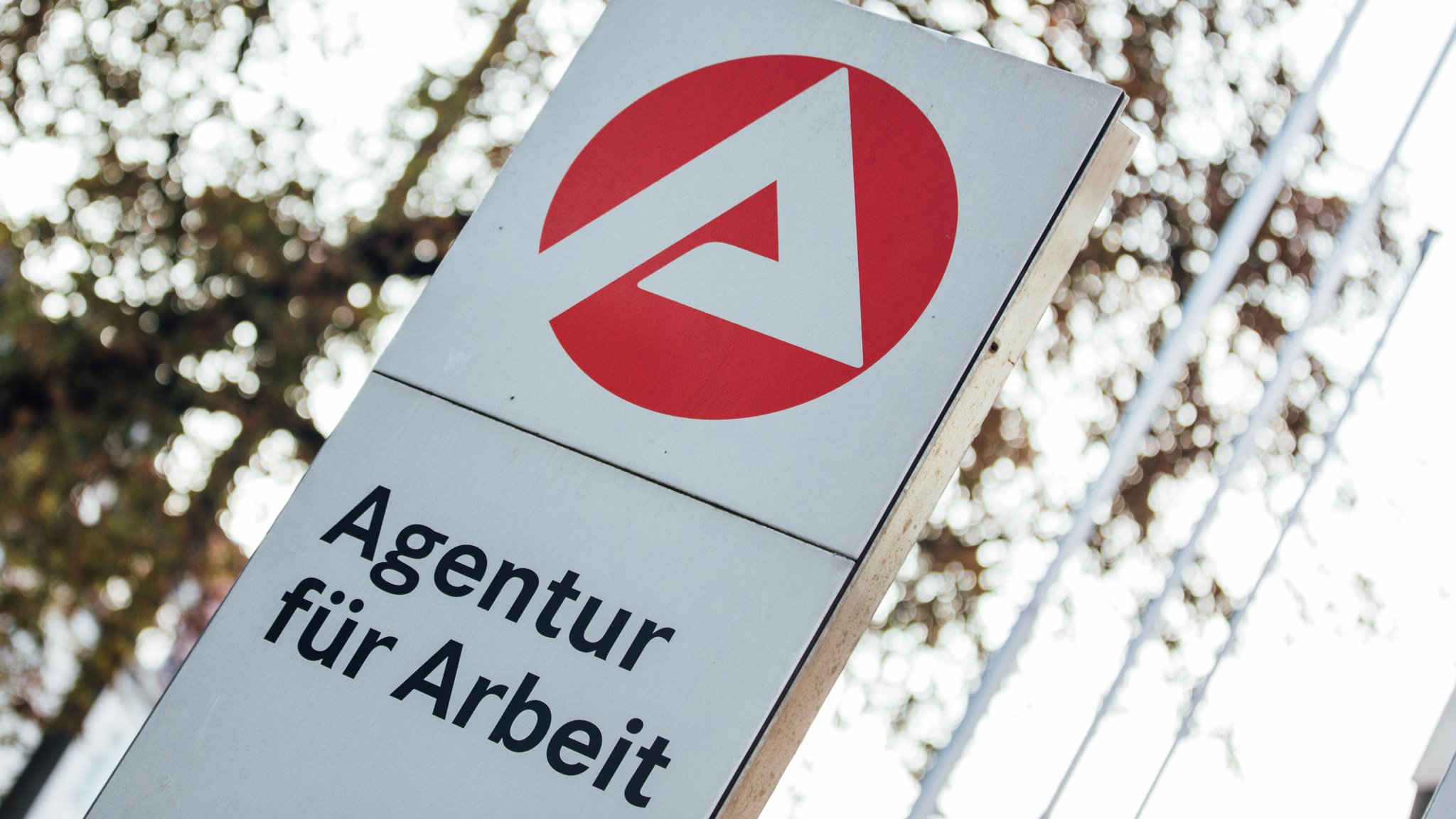 Ein Schild mit der Aufschrift: Agentur für Arbeit.