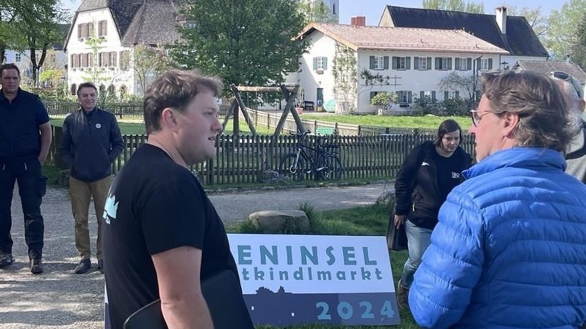 Auf der Fraueninsel im Chiemsee: der neue Veranstalter des Christkindlmarktes Emanuel von Oy ( links) und Bürgermeister Armin Krämmer ( rechts