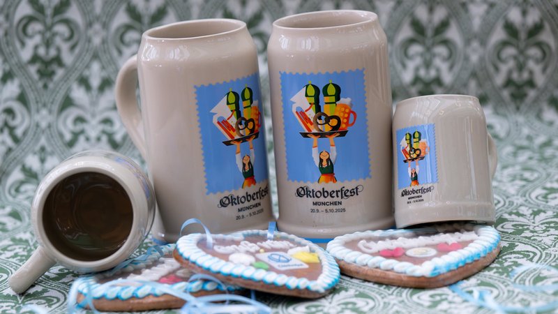 Der offizielle Wiesn-Maßkrug für das Oktoberfest 2025. | Bild: dpa-Bildfunk/Sven Hoppe Der offizielle Wiesn-Maßkrug für das Oktoberfest 2025.