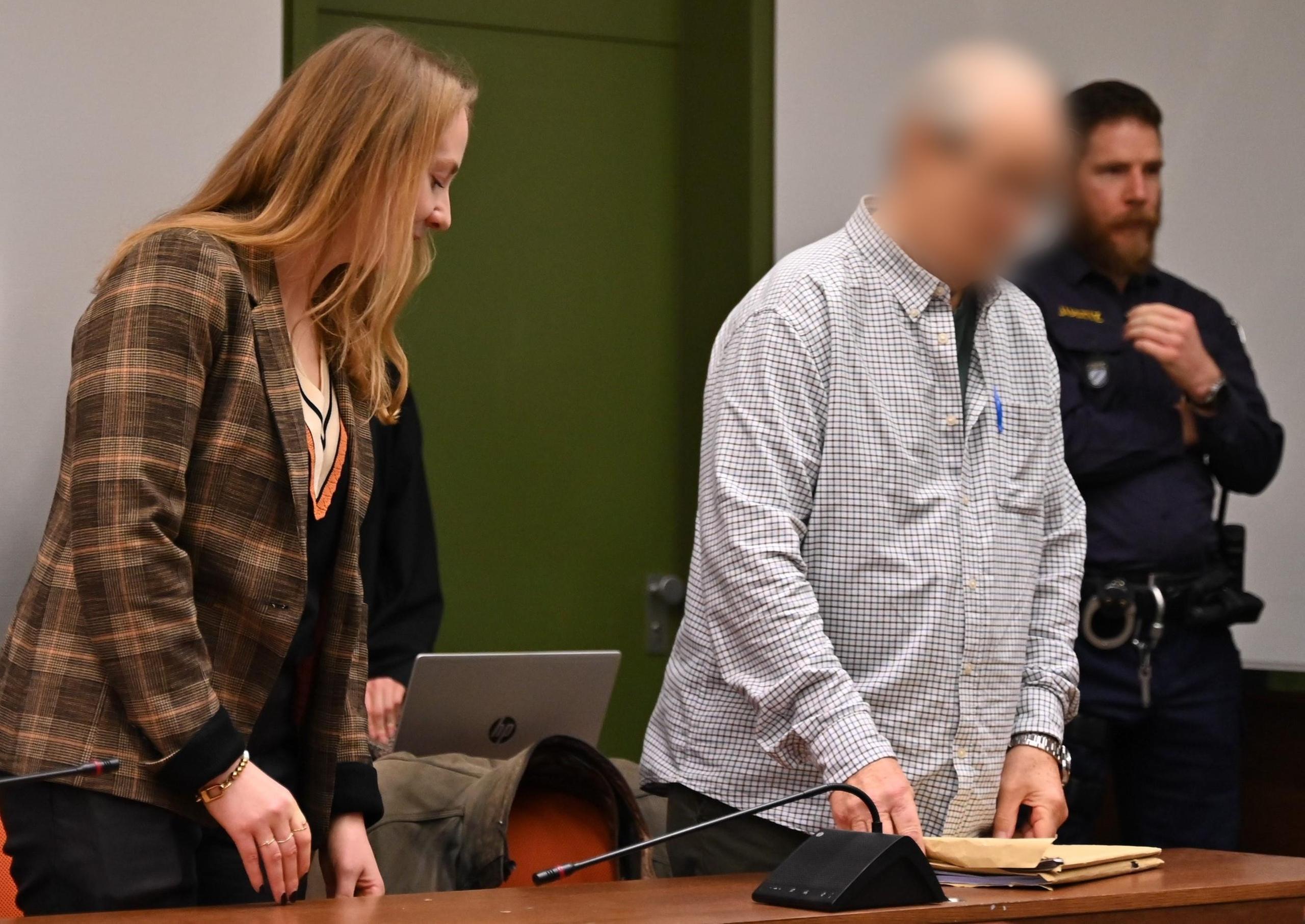 Der 70 Jahre alte Angeklagte steht vor Prozessbeginn am Landgericht München I im Gerichtssaal. Der Mann soll vor 45 Jahren einen 69-Jährigen mit einem kiloschweren Mörserstößel in dessen Badezimmer erschlagen haben, um seine Wertgegenstände zu stehlen.