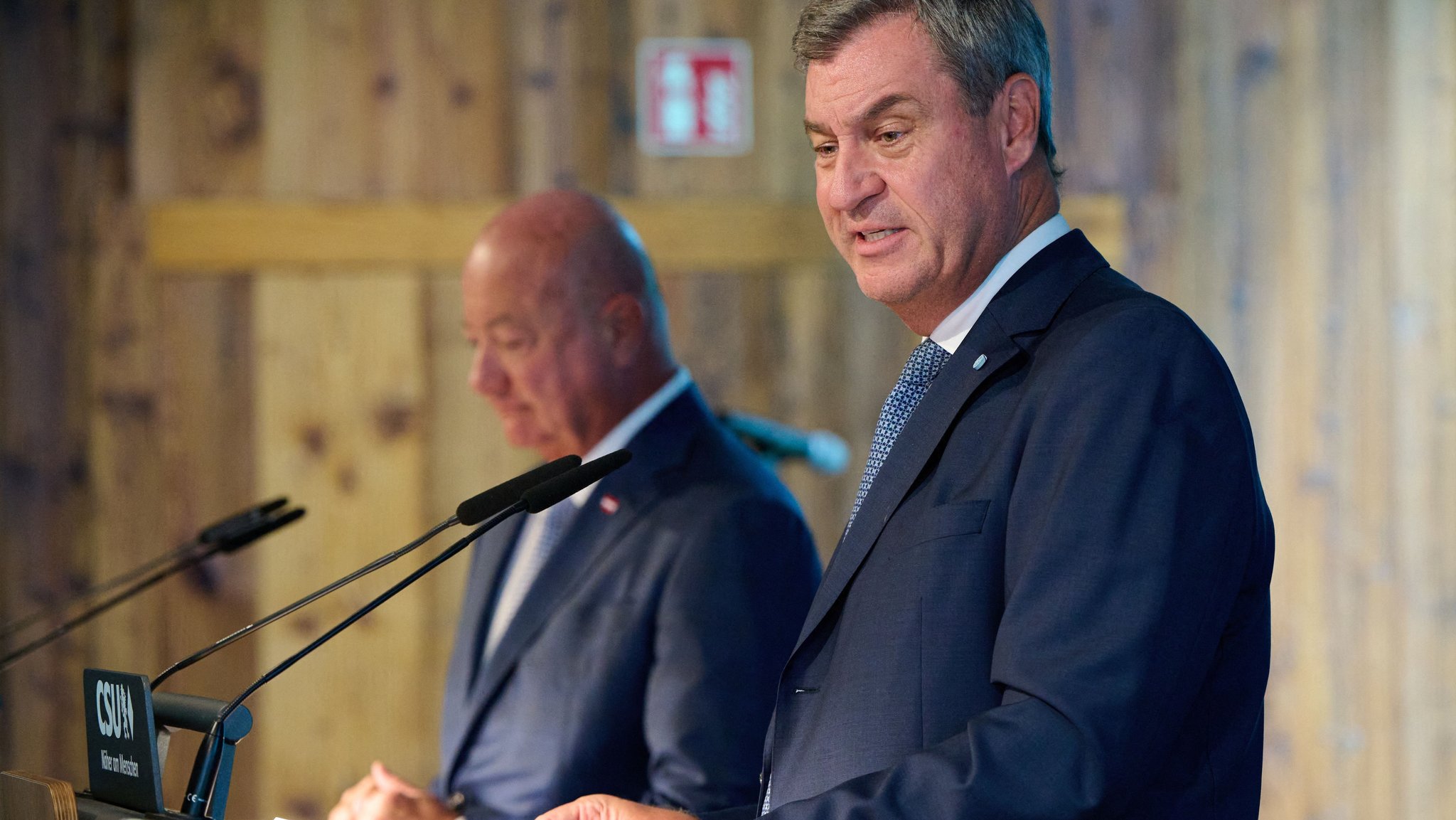 14.09.2026, Bayern, München: Markus Söder (r, CSU), Ministerpräsident von Bayern, und Christian Stocker, Bundeskanzler von Österreich, nehmen zum Abschluss der Klausurtagung des CSU-Parteivorstands in der CSU-Landesleitung an einer Pressekonferenz teil. Foto: Sven Hoppe/dpa +++ dpa-Bildfunk +++