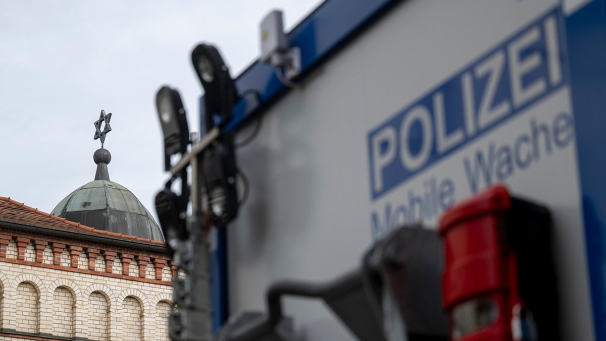 Ein mobile Wache der Polizei steht vor der Mauer einer Synagoge. (Symbolbild)