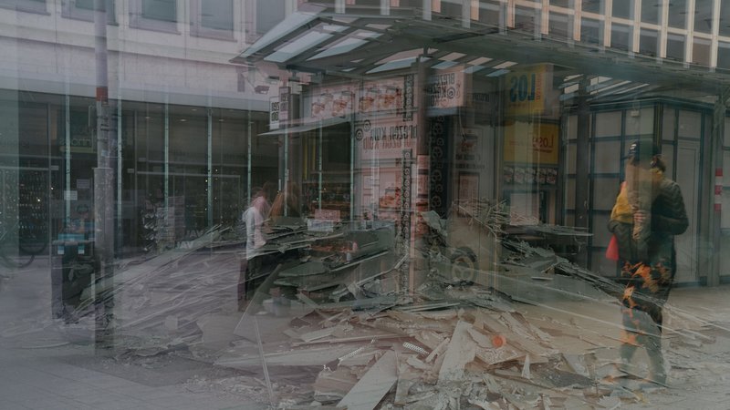 Schutt vor einem leerstehenden Einkaufszentrum | Bild: picture alliance / SZ Photo | Lorenz Mehrlich Schutt vor einem leerstehenden Einkaufszentrum