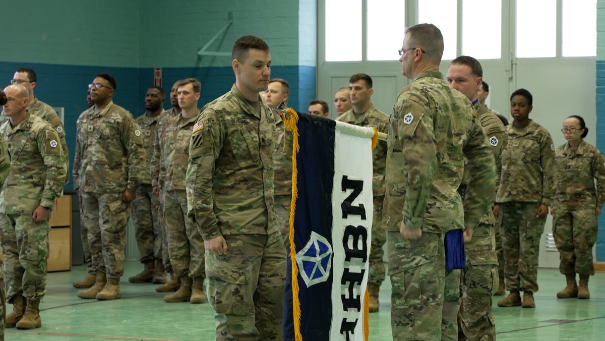 Fahnenappell zur Begrüßung der US-Truppen in einer Halle der Ansbacher Barton-Kaserne.