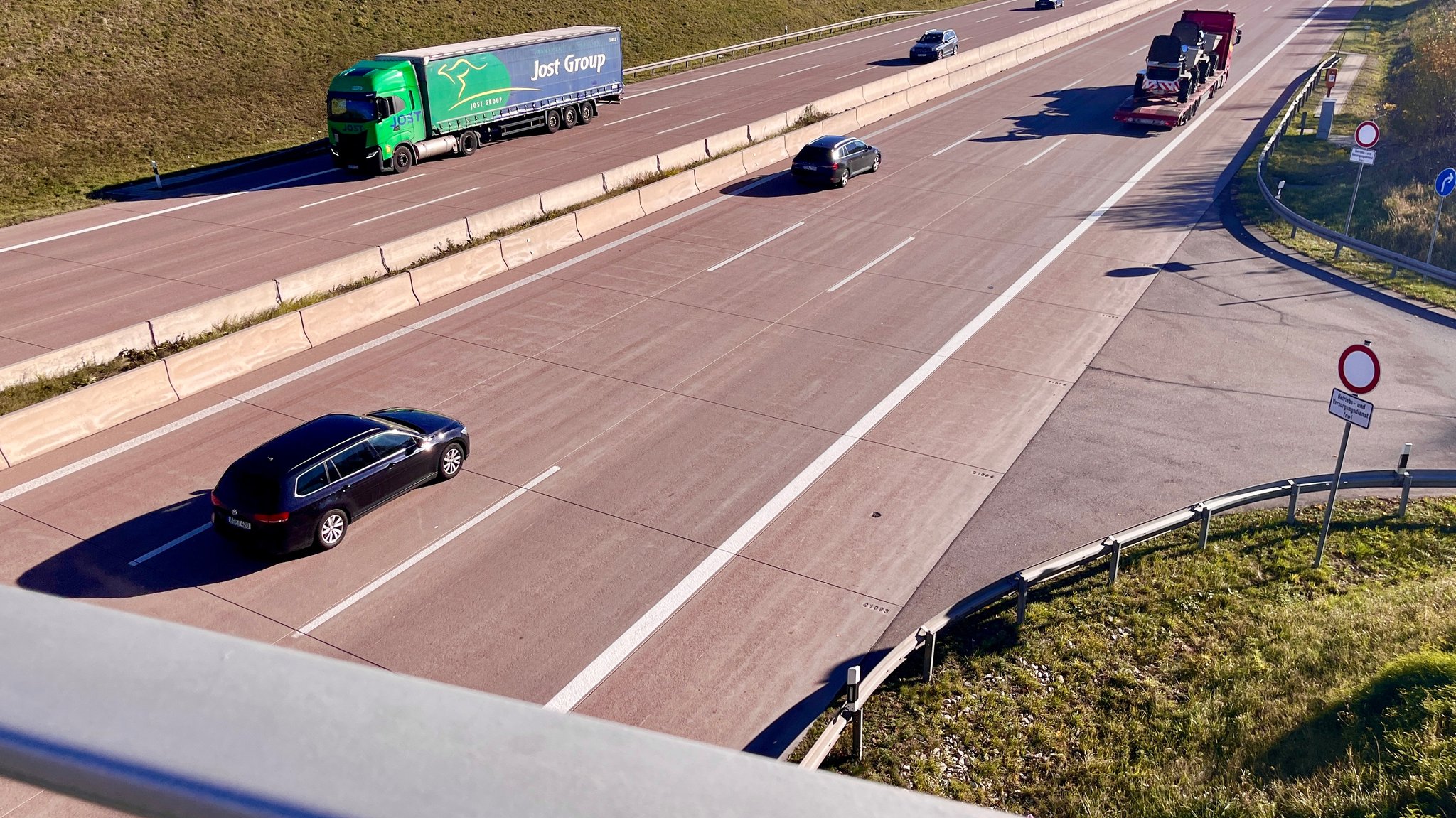 Roter Belag auf der A8 zwischen Günzburg und Augsburg. Blick von einer Autobahnbrücke