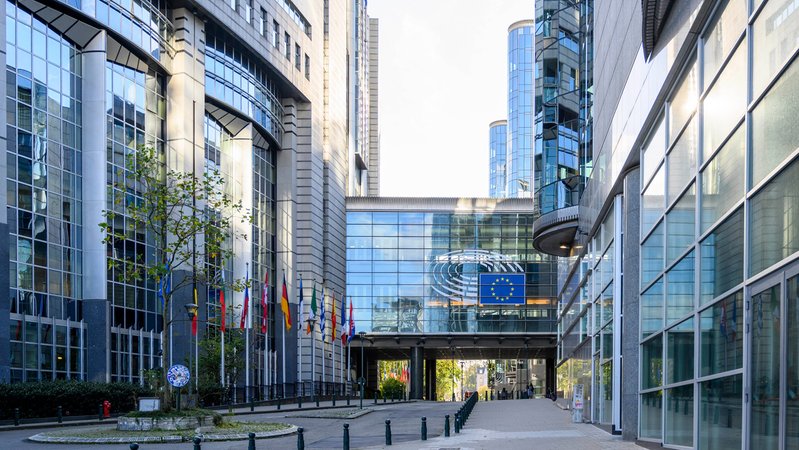 Europäisches Parlament in Brüssel. Blick von der Rue Wiertz aus, auf den Übergang zwischen dem Parlamentsgebäude Paul Henri Spaak und dem Altiero-Spinelli Gebäude.