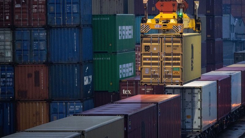 Ein Kran hebt einen Container von einem Güterzug. | Bild: dpa-Bildfunk/Marijan Murat Ein Kran hebt einen Container von einem Güterzug.
