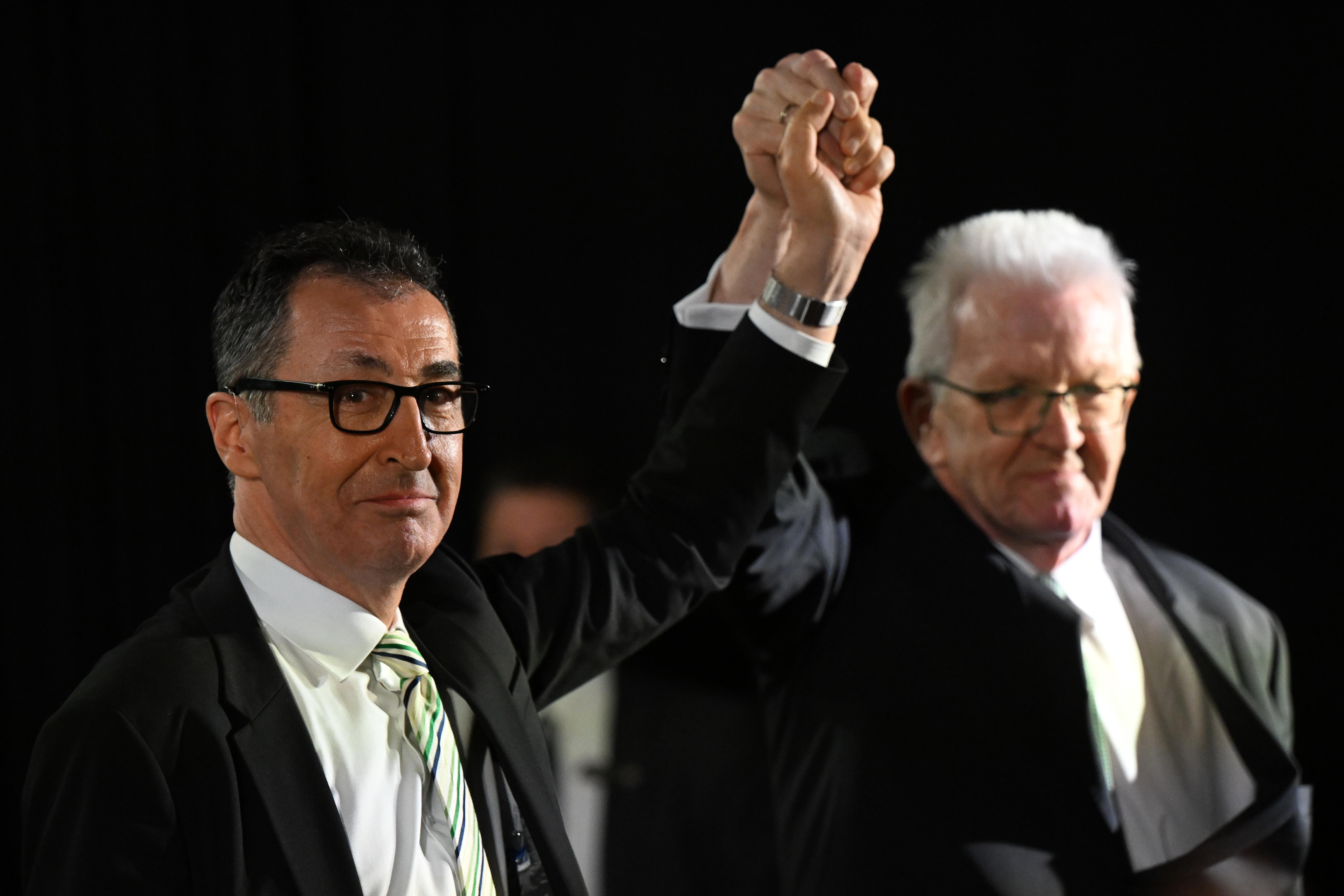 Cem Özdemir (Bündnis 90/Die Grünen), Spitzenkandidat Landtagswahl Baden-Württemberg, und Winfried Kretschmann (Bündnis 90/Die Grünen), Ministerpräsident Baden-Württemberg, stehen bei der Wahlparty ihrer Partei nebeneinander und recken gemeinsam die Arme hoch. Am 8. März fand in Baden-Württemberg die Landtagswahl statt.