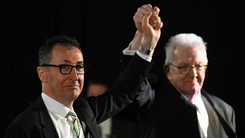Cem Özdemir (Bündnis 90/Die Grünen), Spitzenkandidat Landtagswahl Baden-Württemberg, und Winfried Kretschmann (Bündnis 90/Die Grünen), Ministerpräsident Baden-Württemberg, stehen bei der Wahlparty ihrer Partei nebeneinander und recken gemeinsam die Arme hoch. Am 8. März fand in Baden-Württemberg die Landtagswahl statt. | Bild: picture alliance/dpa | Bernd Weißbrod Cem Özdemir (Bündnis 90/Die Grünen), Spitzenkandidat Landtagswahl Baden-Württemberg, und Winfried Kretschmann (Bündnis 90/Die Grünen), Ministerpräsident Baden-Württemberg, stehen bei der Wahlparty ihrer Partei nebeneinander und recken gemeinsam die Arme hoch. Am 8. März fand in Baden-Württemberg die Landtagswahl statt.
