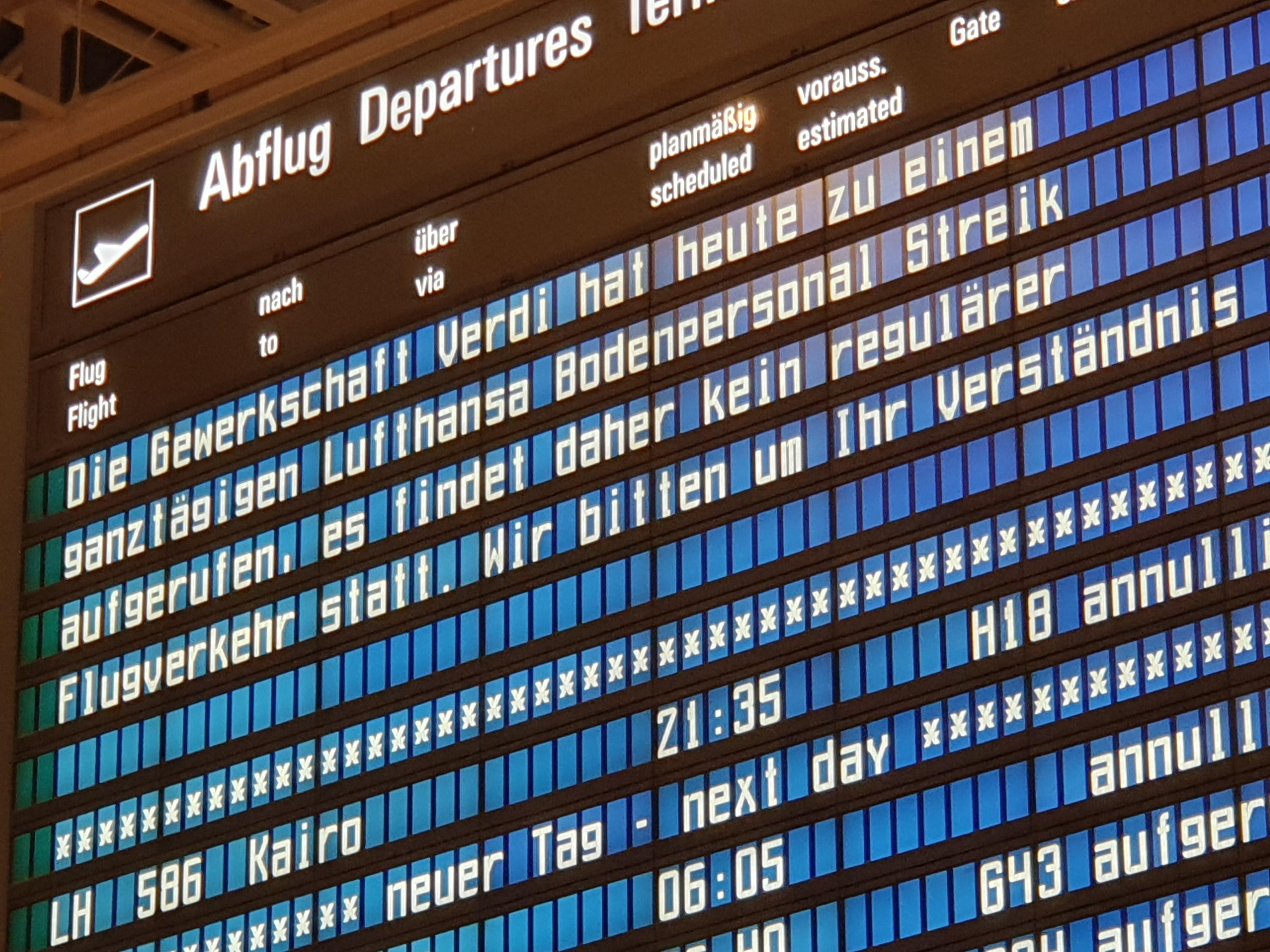 Abflugtafel am Flughafen München, aufgenommen am 20.02.24.