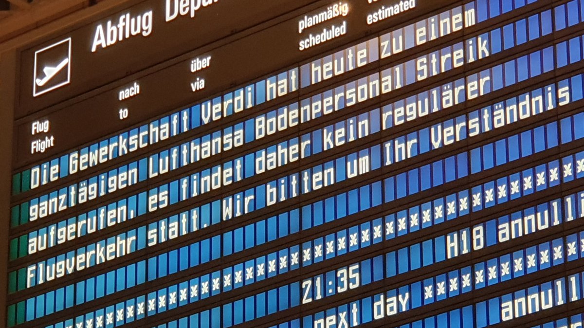 Abflugtafel am Flughafen München, aufgenommen am 20.02.24.