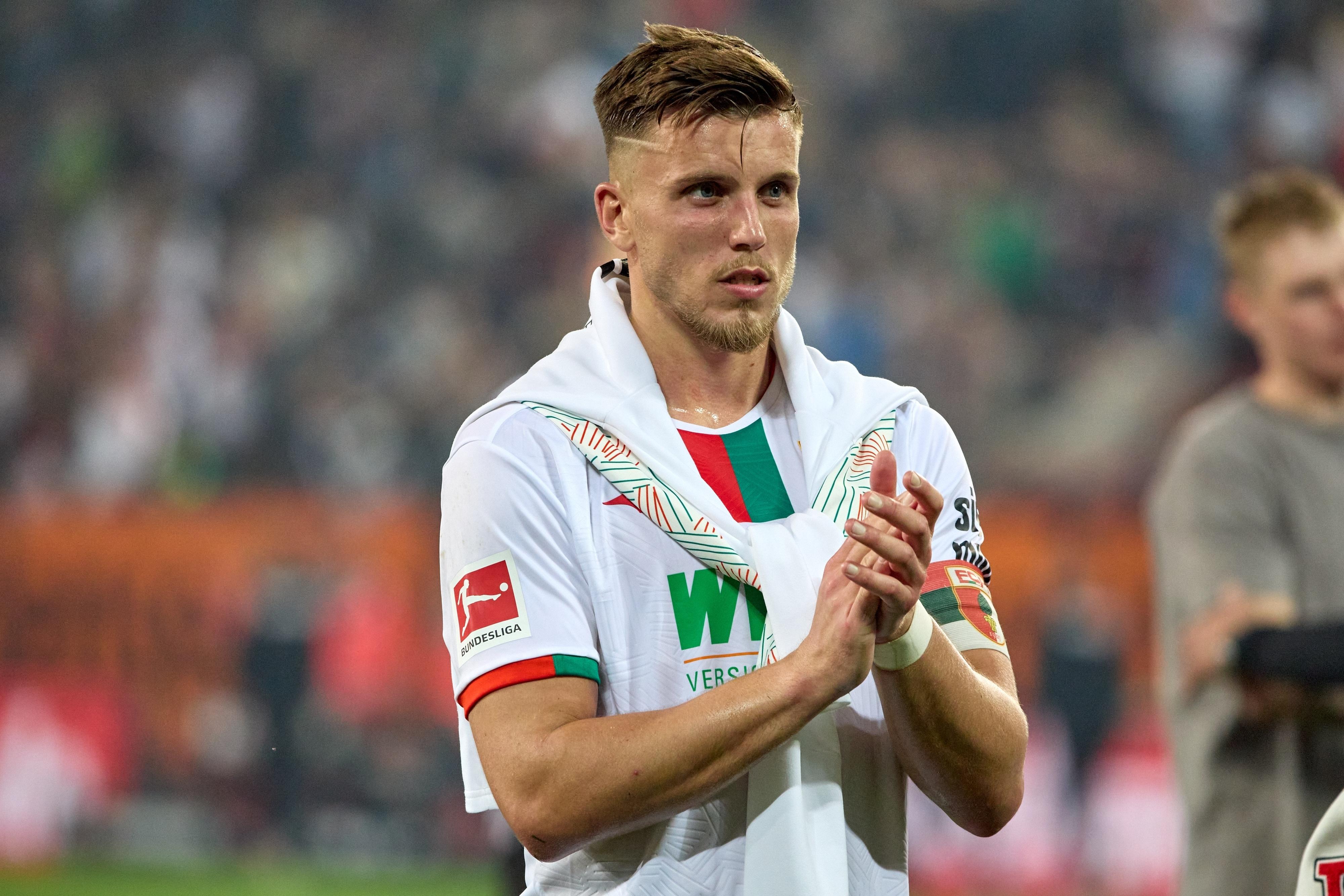 Ermedin Demirovic im Trikot des FC Augsburg