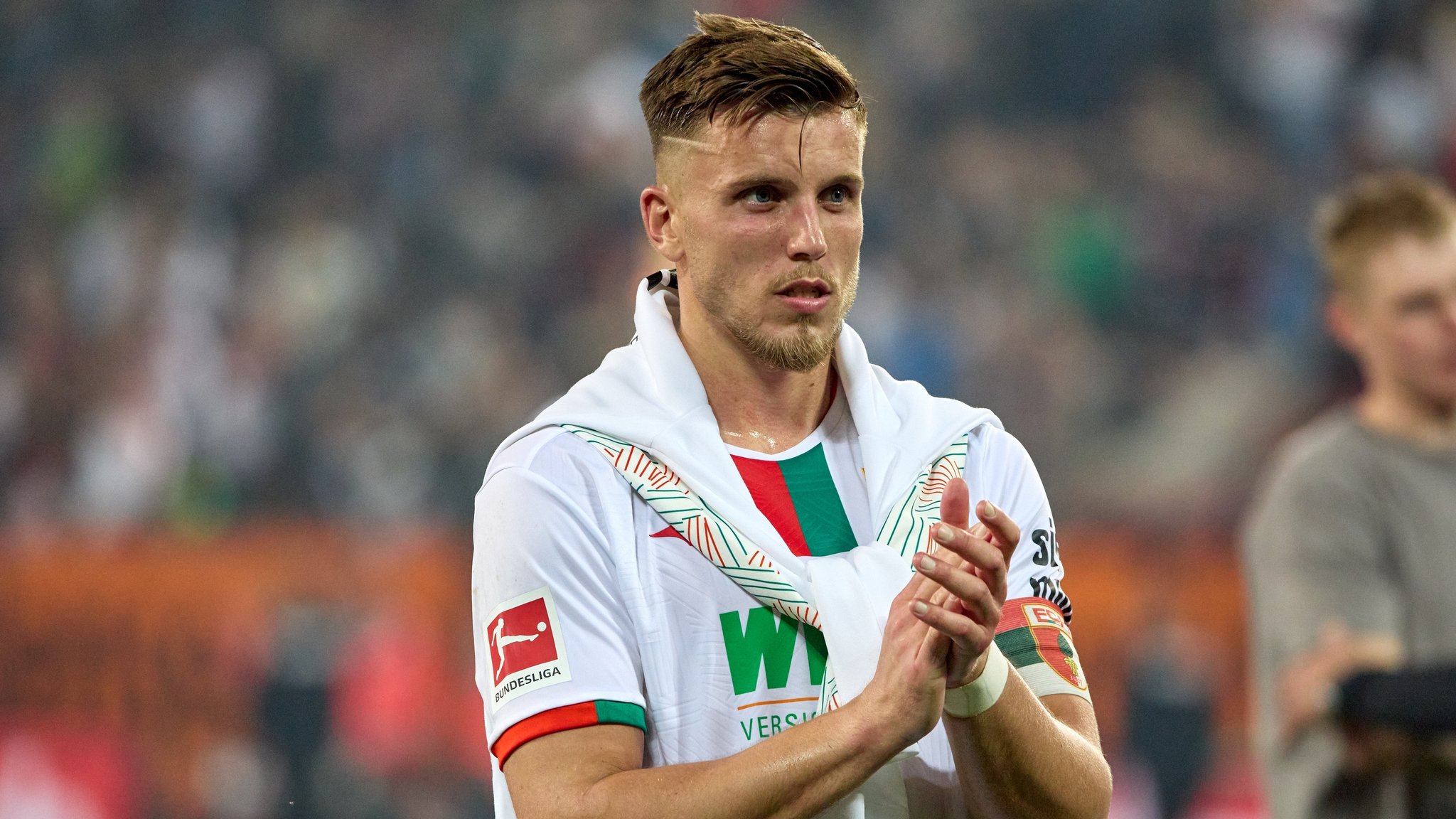 Ermedin Demirovic im Trikot des FC Augsburg