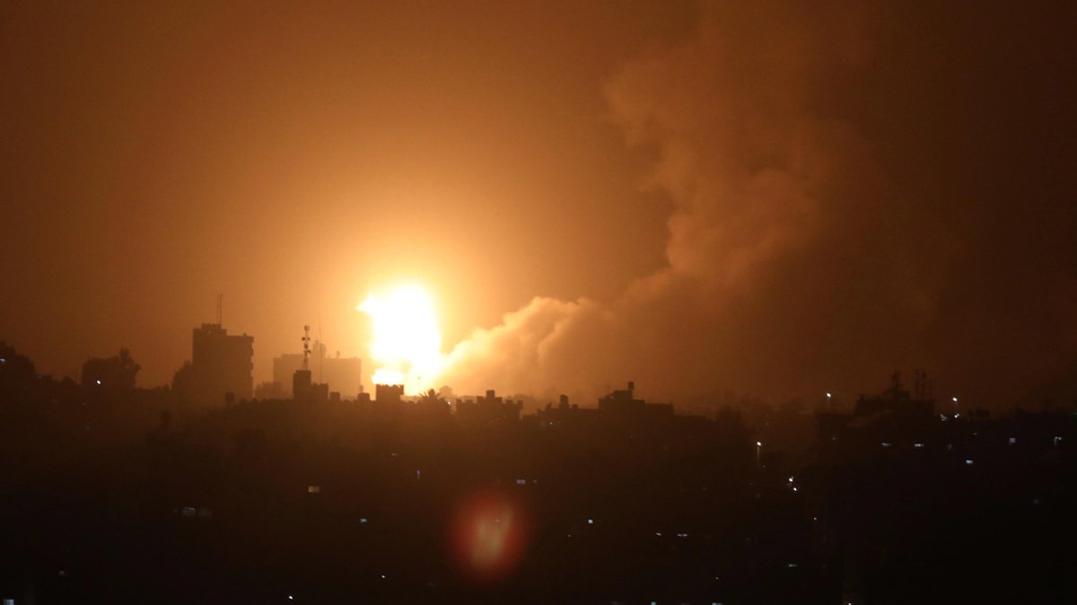 Eine Explosion, verursacht durch israelische Luftangriffe auf eine Militärbasis der Hamas in der Stadt Khan Younis im südlichen Gazastreifen.