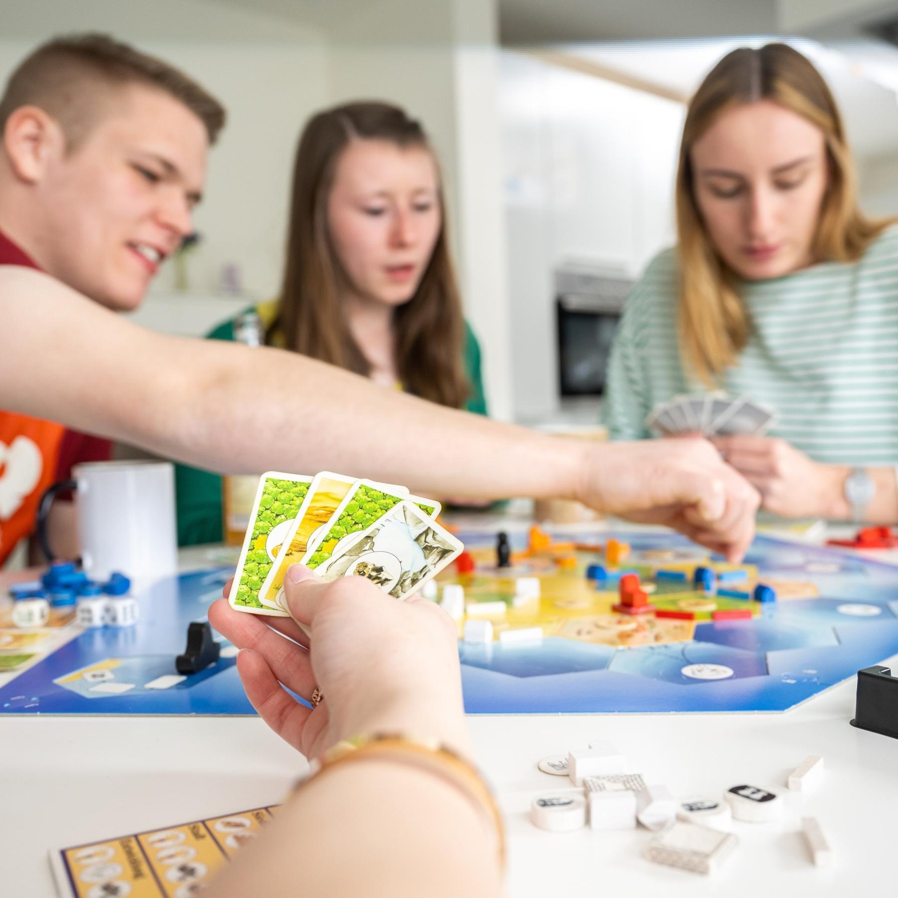 Würfeln statt Wischen – Gesellschaftsspiele im Trend