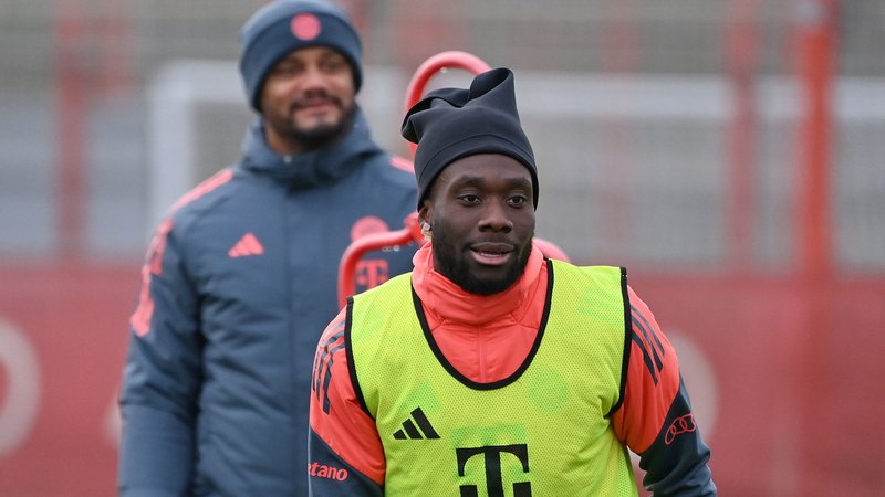 Alphonso Davies und Vincent Kompany beim Training | Bild: picture alliance / SvenSimon | Frank Hoermann/SVEN SIMON Alphonso Davies und Vincent Kompany beim Training
