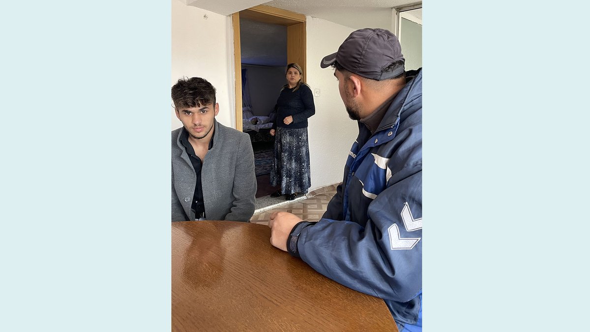 Rexhep Sejdiu (li) mit seinen Eltern Nexhmedin und Valbona Sejdiu. Die Familie lebt in Podujevo im Kosovo. Die Corona-Pandemie hat ihre Situation verschlimmert. Der 16-jährige Rom verließ die Schule, um Arbeit zu finden und seine Familie zu unterstützen. Bisher vergeblich. 