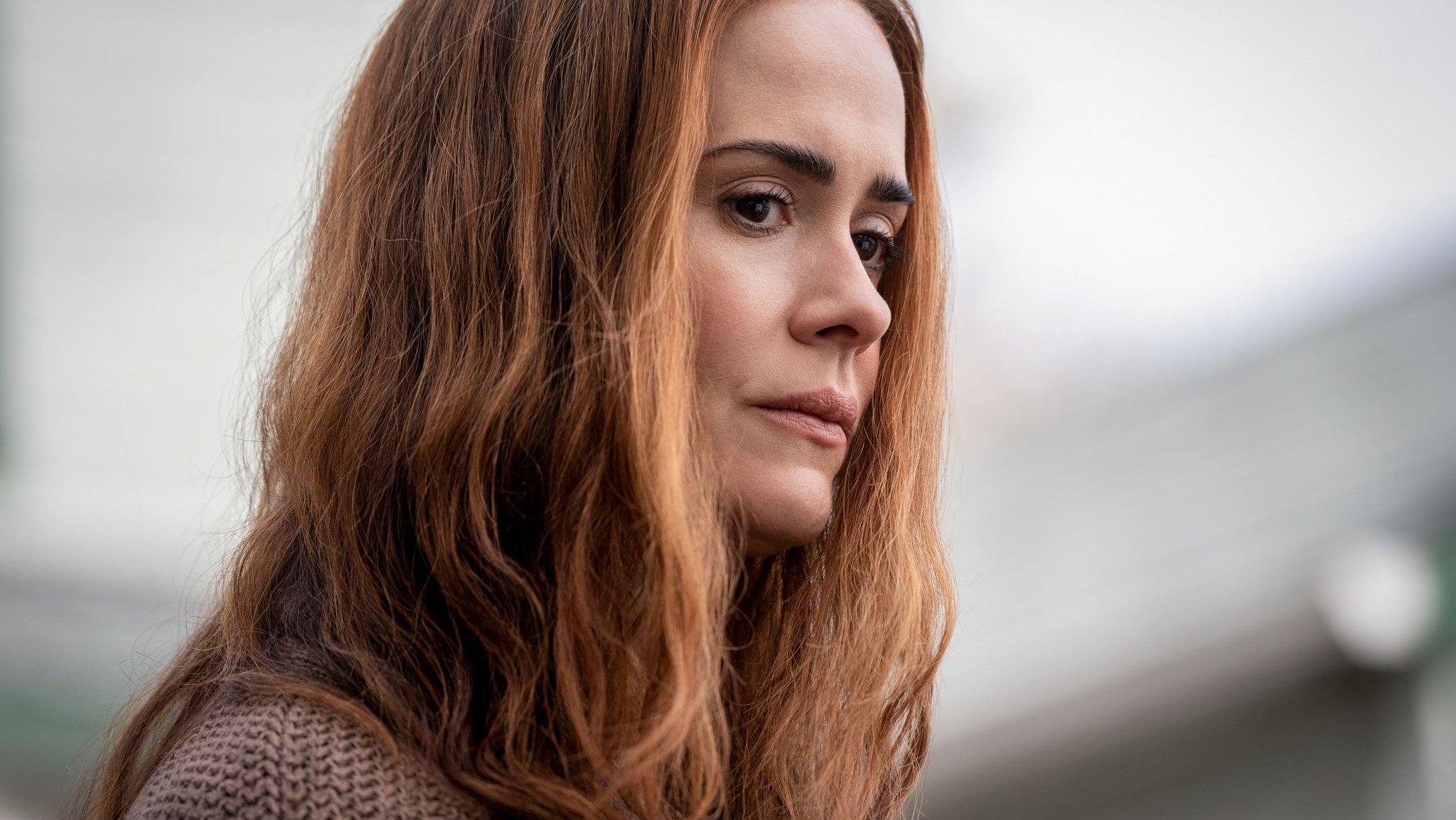 Rothaarige Frau guckt sehr ernst: Sarah Paulson als besorgte Mutter in "Run" (Filmszene)