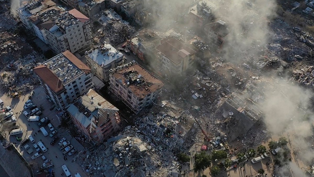 Über 21.000 Erdbeben-Tote - Geschwister nach 84 Stunden gerettet