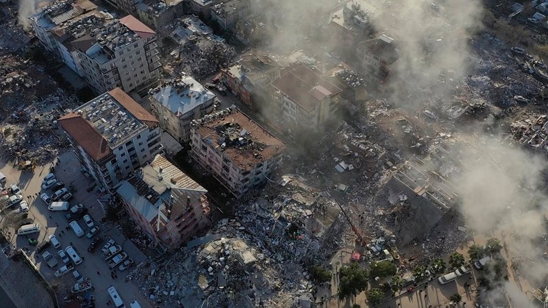 Eine Luftaufnahme zeigt zerstörte Gebäude in Antakya.