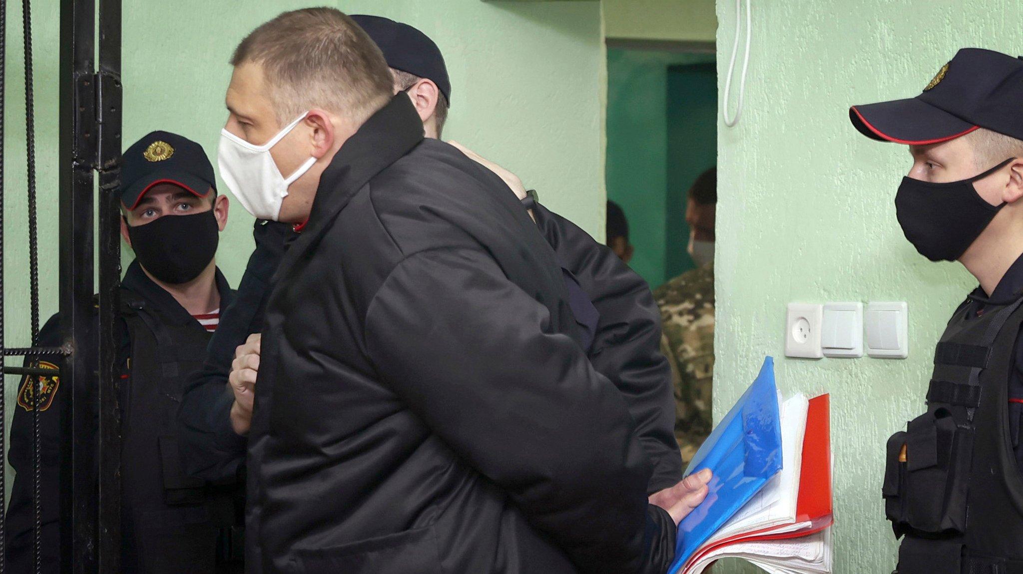 Das von der belarussischen Staatsagentur BelTA via AP zur Verfügung gestellte Handout zeigt Sergej Tichanowski (M) bei seinem Gerichtsprozess im Dezember 2021. | Bild: dpa-Bildfunk/Sergei Kholodilin Das von der belarussischen Staatsagentur BelTA via AP zur Verfügung gestellte Handout zeigt Sergej Tichanowski (M) bei seinem Gerichtsprozess im Dezember 2021.