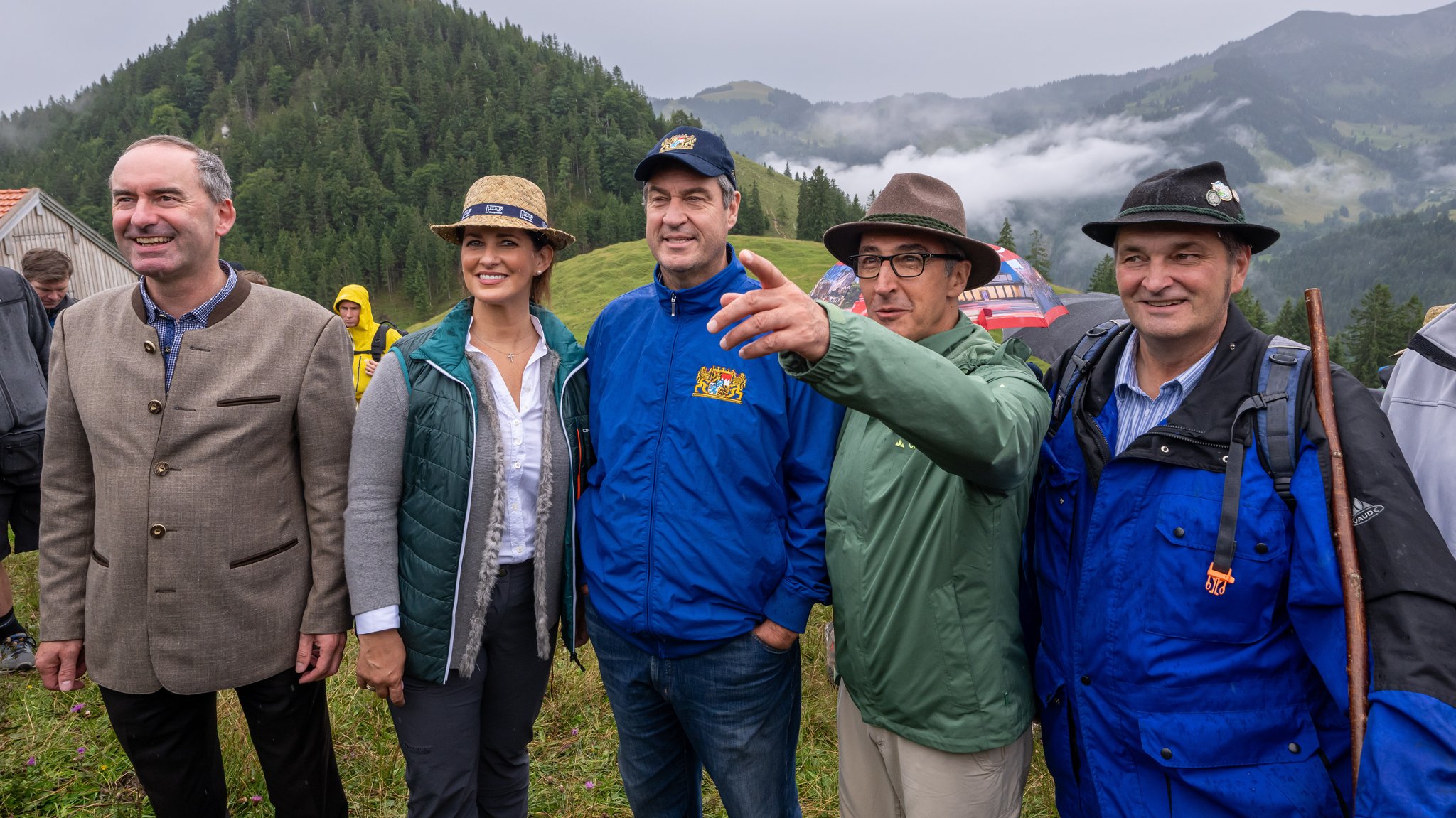 (Archivbild) Hubert Aiwanger (l-r), (Freie Wähler) Stellvertretender Ministerpräsident und bayerischer Staatsminister für Wirtschaft, Landentwicklung und Energie, Michaela Kaniber, (CSU) Staatsministerin für Ernährung, Landwirtschaft und Forsten, Markus Söder, (CSU) Ministerpräsident von Bayern, Cem Özdemir (Bündnis 90/Die Grünen), Bundesminister für Ernährung und Landwirtschaft der Bundesrepublik Deutschland, und Josef Glatz, Vorsitzender des Almwirtschaftliche Verein Oberbayern stehen während der Hauptalmbegehung zusammen. | Bild: pa/dpa/Peter Kneffel (Archivbild) Hubert Aiwanger (l-r), (Freie Wähler) Stellvertretender Ministerpräsident und bayerischer Staatsminister für Wirtschaft, Landentwicklung und Energie, Michaela Kaniber, (CSU) Staatsministerin für Ernährung, Landwirtschaft und Forsten, Markus Söder, (CSU) Ministerpräsident von Bayern, Cem Özdemir (Bündnis 90/Die Grünen), Bundesminister für Ernährung und Landwirtschaft der Bundesrepublik Deutschland, und Josef Glatz, Vorsitzender des Almwirtschaftliche Verein Oberbayern stehen während der Hauptalmbegehung zusammen.