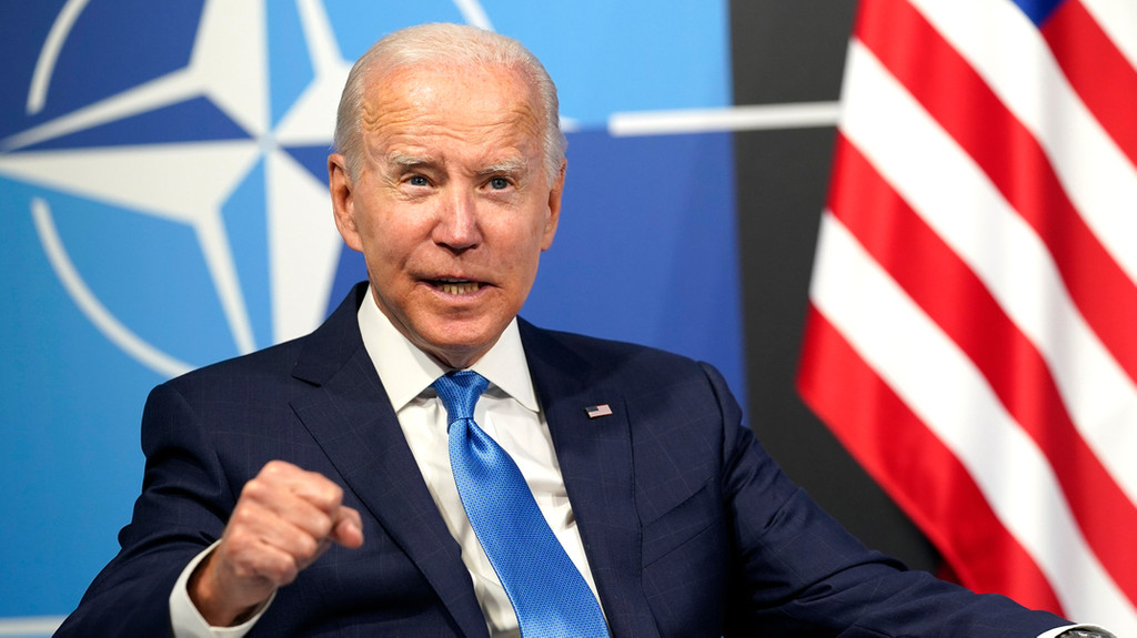 Joe Biden, Präsident der USA, spricht während eines Treffens auf dem Nato-Gipfel.