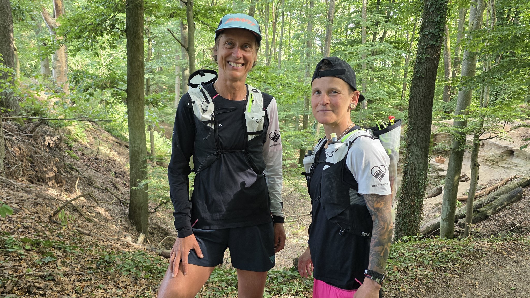 Isabelle Schöffl und Sandra Spörl machen sich im Wald bereit für einen Trainingslauf. | Bild: BR / Ulrike Nikola Isabelle Schöffl und Sandra Spörl machen sich im Wald bereit für einen Trainingslauf.