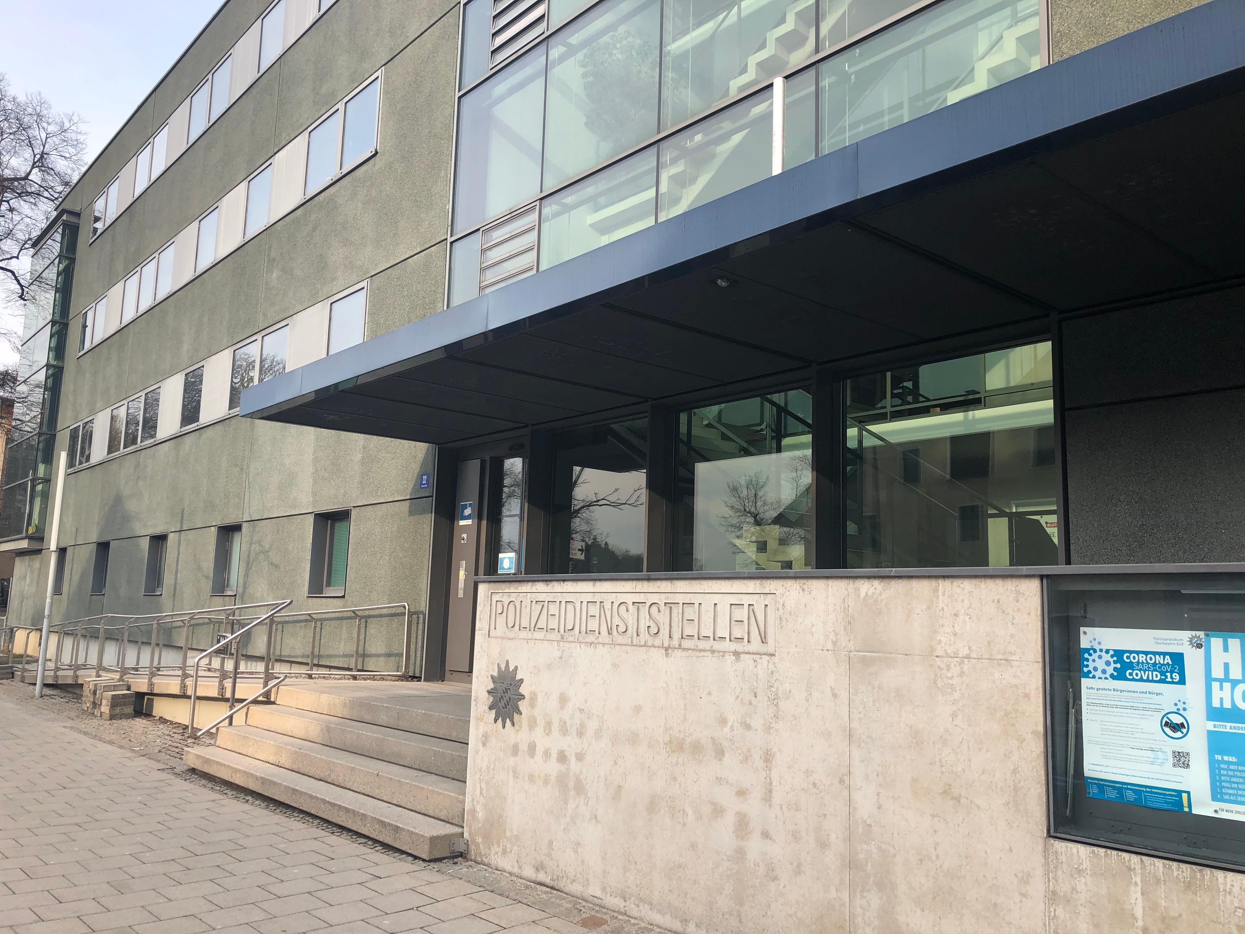 Der Eingang des Polizeipräsidiums Oberbayern Süd in Rosenheim