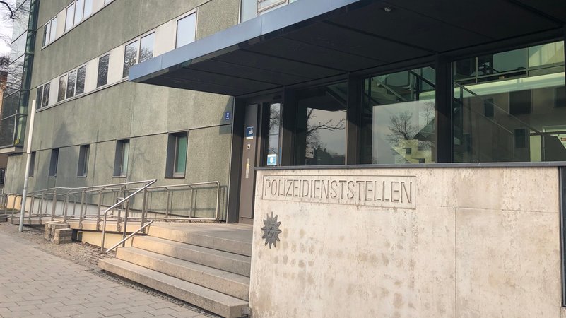 Der Eingang des Polizeipräsidiums Oberbayern Süd in Rosenheim | Bild: BR Der Eingang des Polizeipräsidiums Oberbayern Süd in Rosenheim