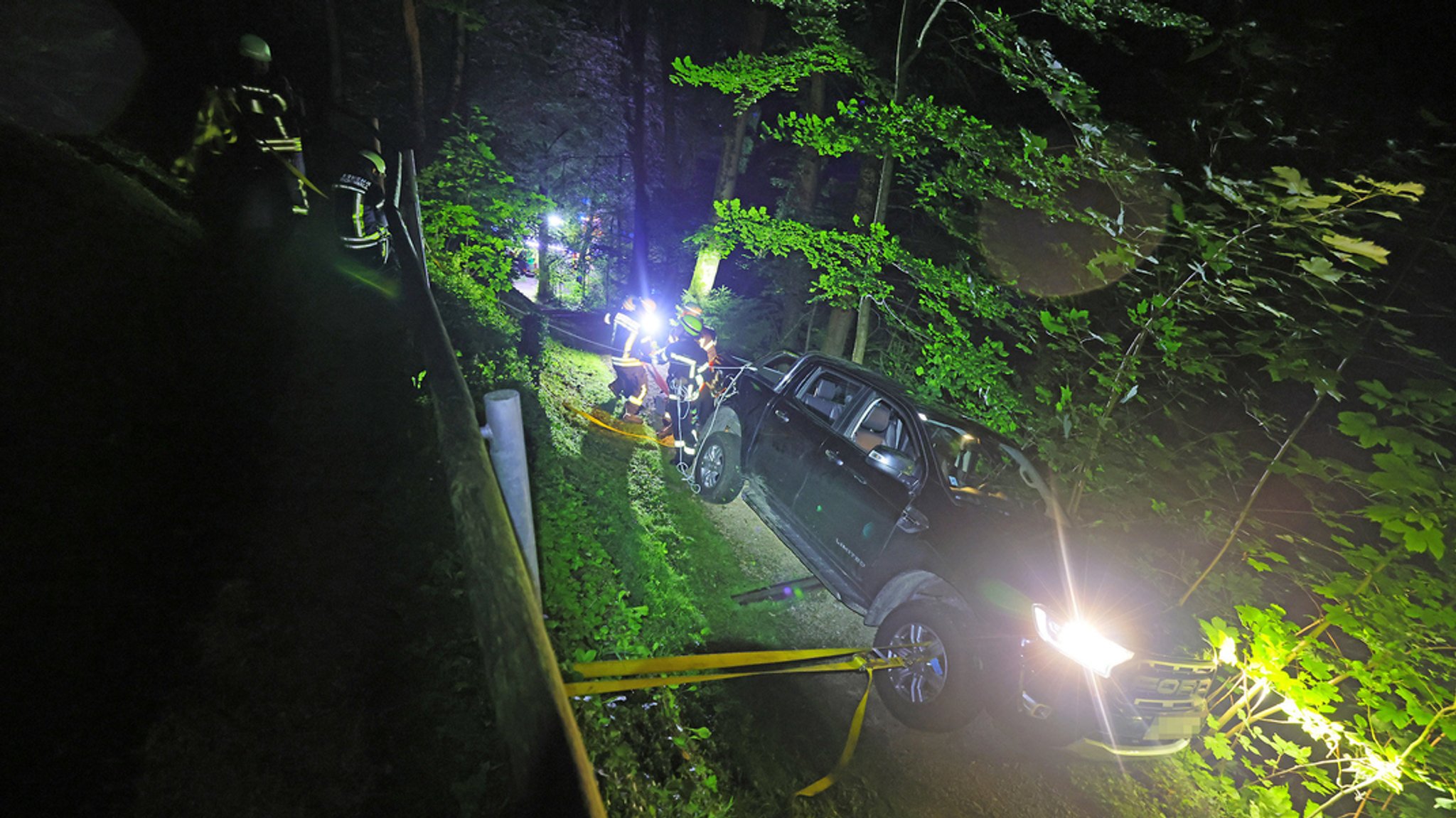 Auto bleibt in Bad Reichenhall auf Wanderweg hängen