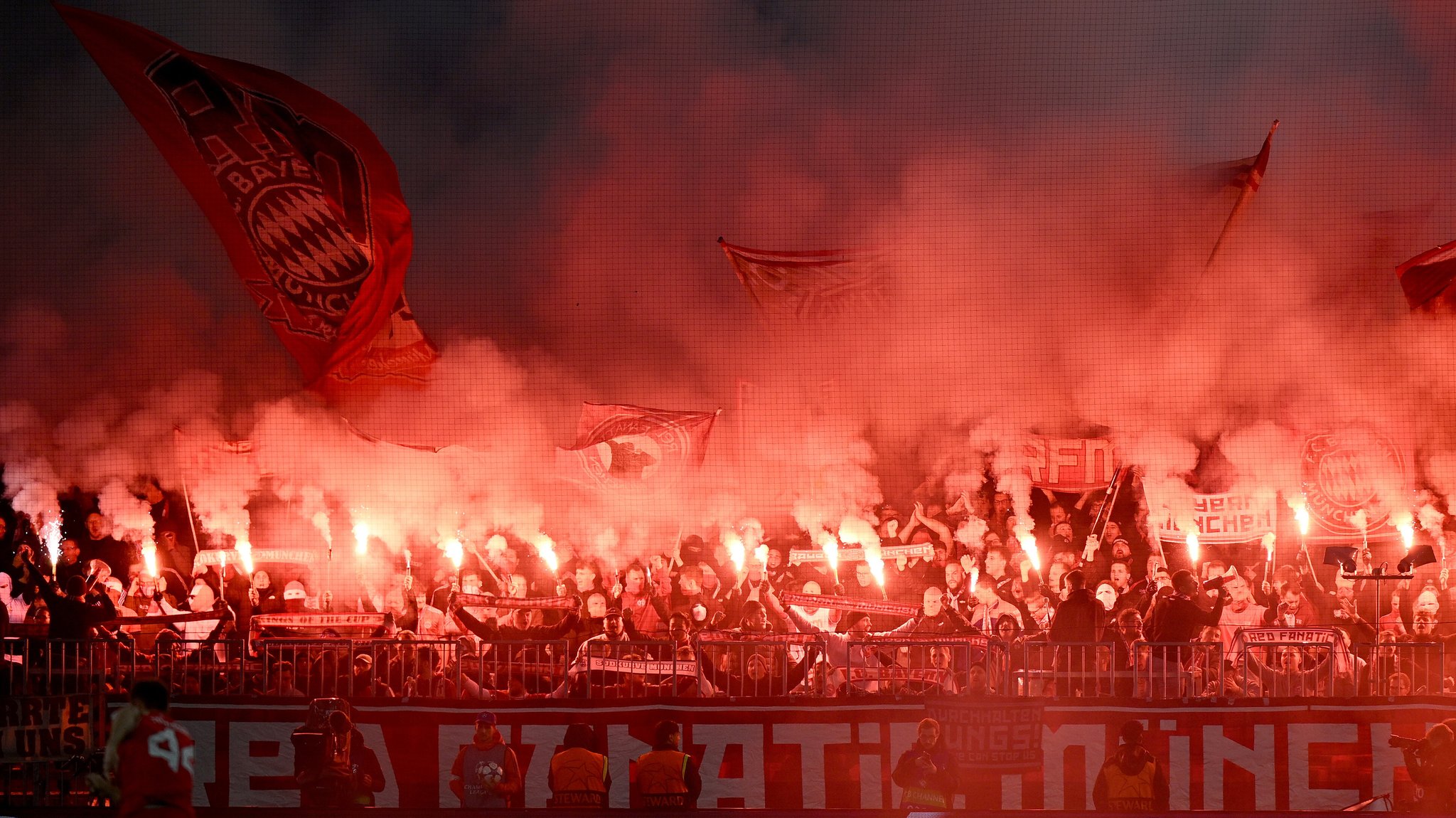 Geheimer Pyro-Plan durchkreuzt: UEFA bestraft FC-Bayern-Ultras