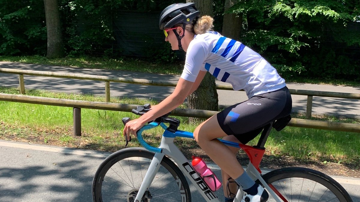 Anabel Knoll radelt mit ihrem Fahrrad durch Nürnberg. Sie trainiert für Olympia.