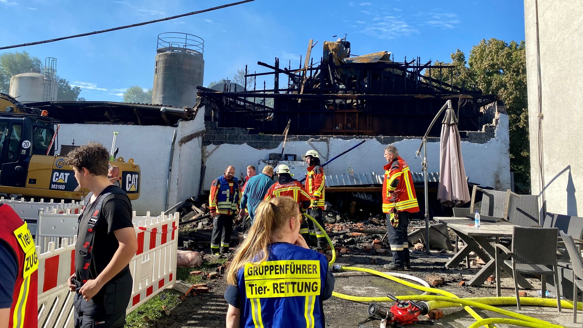 Rettungskräfte vor der Brandruine